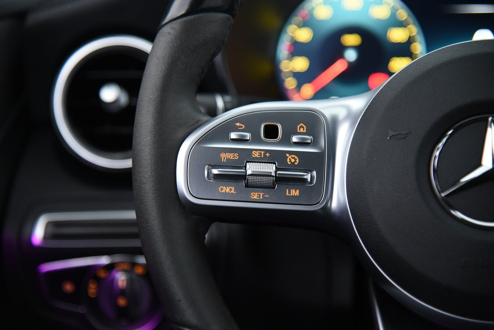 MERCEDES-BENZ C 2021 300T e Plug-in AMG Night edition / Digimittaristo / Esilämmitys / P. kamera / Koukku / Nahka-alcant. / LED High Perf. / - Kattavasti varusteltu! / 2x renkaat & vanteet / Night edition / SOH 90,4%! / Siniset tikkaukset