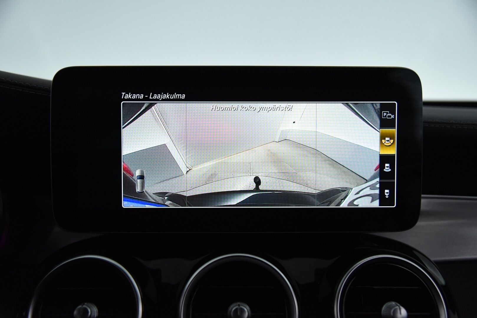 MERCEDES-BENZ C 2021 300T e Plug-in AMG Night edition / Digimittaristo / Esilämmitys / P. kamera / Koukku / Nahka-alcant. / LED High Perf. / - Kattavasti varusteltu! / 2x renkaat & vanteet / Night edition / SOH 90,4%! / Siniset tikkaukset