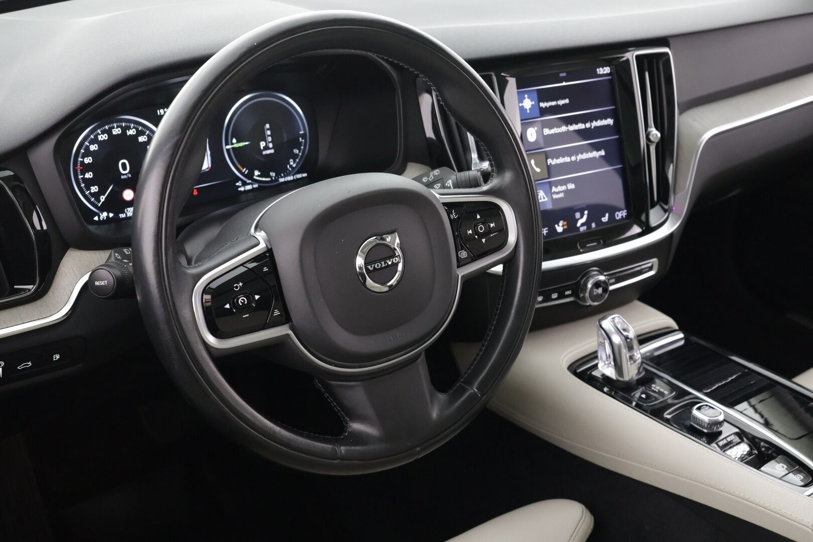 Volvo V60 2019 T8 TwE AWD Inscription aut. ** Panorama / Adapt.Vakkari / Webasto / Sporttinahat / Keyless / Koukku ** - Todella hyvät varusteet / Hyvin pidetty ja kattavasti huollettu! - HULLUT AVAJAISHULINAT KORKOTARJOUS 3,29 %