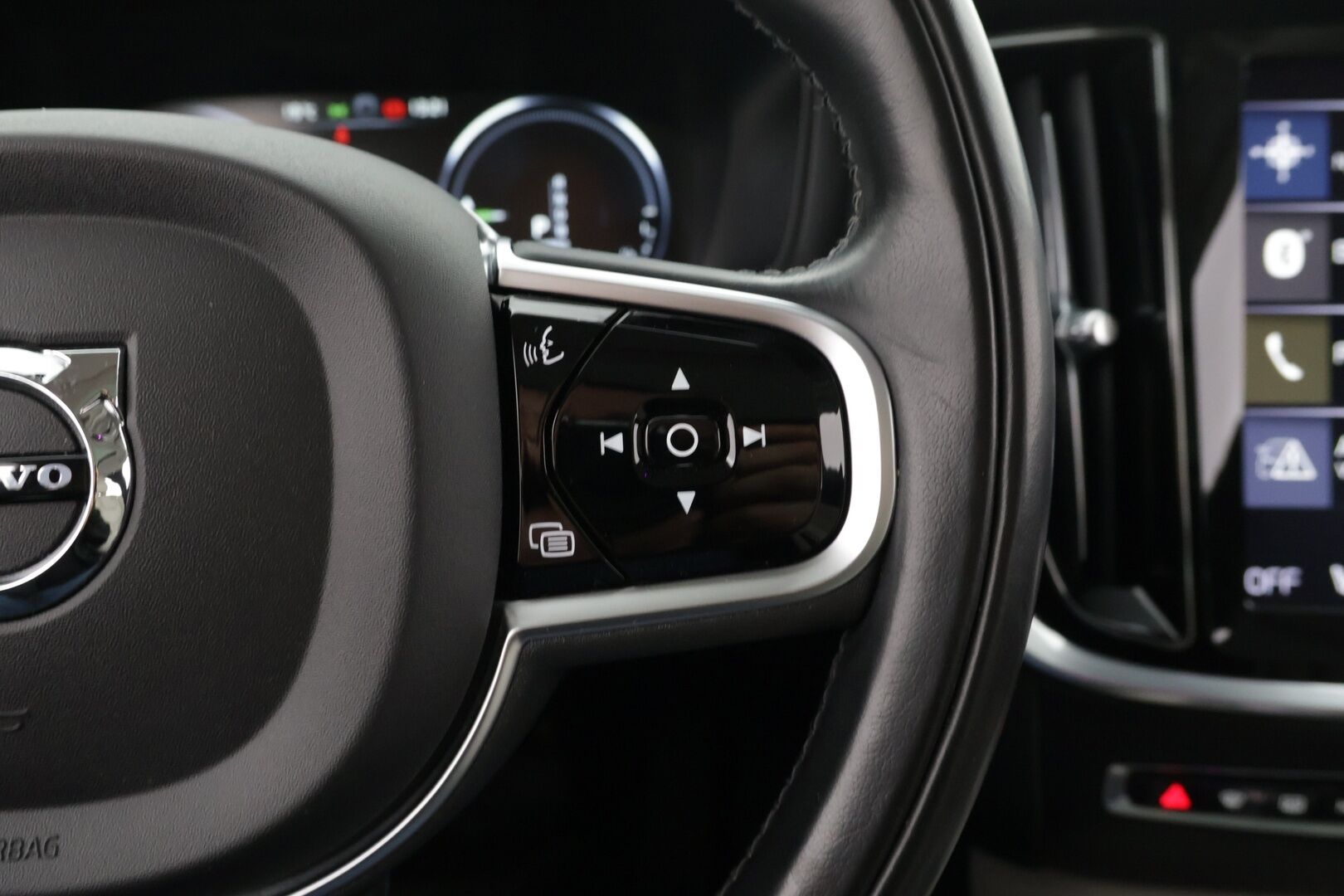 Volvo V60 2019 T8 TwE AWD Inscription aut. ** Panorama / Adapt.Vakkari / Webasto / Sporttinahat / Keyless / Koukku ** - Todella hyvät varusteet / Hyvin pidetty ja kattavasti huollettu! - HULLUT AVAJAISHULINAT KORKOTARJOUS 3,29 %