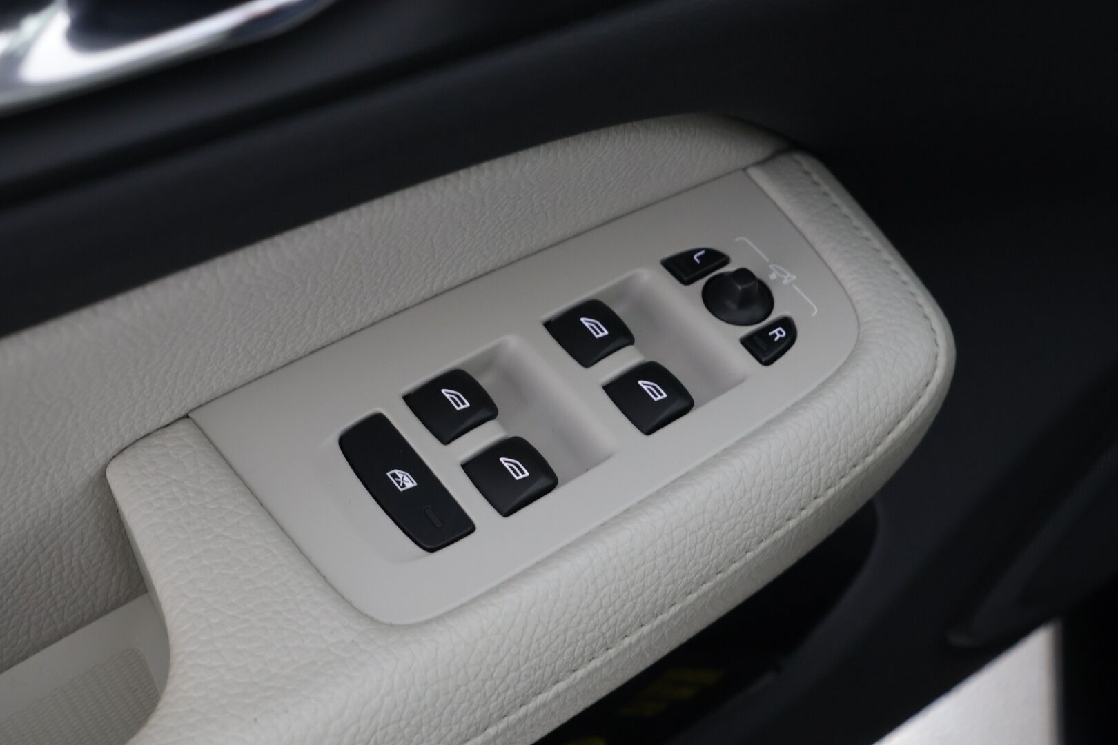 Volvo V60 2019 T8 TwE AWD Inscription aut. ** Panorama / Adapt.Vakkari / Webasto / Sporttinahat / Keyless / Koukku ** - Todella hyvät varusteet / Hyvin pidetty ja kattavasti huollettu! - HULLUT AVAJAISHULINAT KORKOTARJOUS 3,29 %