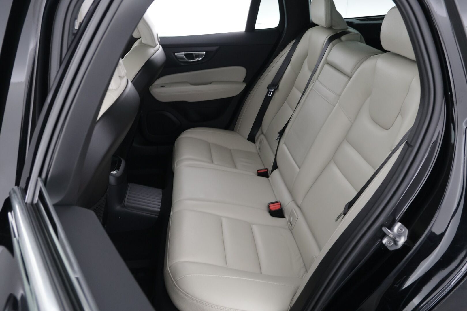 Volvo V60 2019 T8 TwE AWD Inscription aut. ** Panorama / Adapt.Vakkari / Webasto / Sporttinahat / Keyless / Koukku ** - Todella hyvät varusteet / Hyvin pidetty ja kattavasti huollettu! - HULLUT AVAJAISHULINAT KORKOTARJOUS 3,29 %