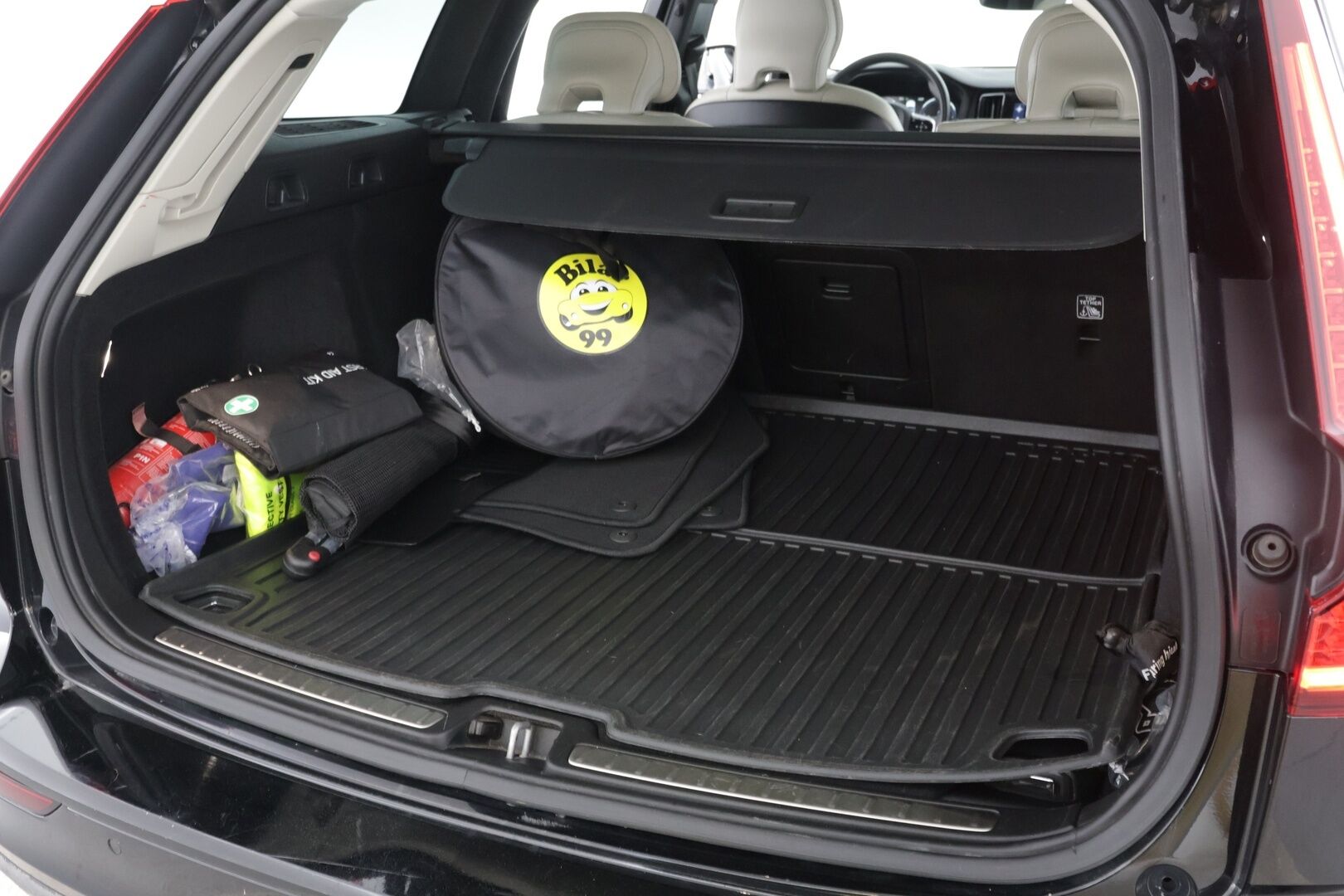 Volvo V60 2019 T8 TwE AWD Inscription aut. ** Panorama / Adapt.Vakkari / Webasto / Sporttinahat / Keyless / Koukku ** - Todella hyvät varusteet / Hyvin pidetty ja kattavasti huollettu! - HULLUT AVAJAISHULINAT KORKOTARJOUS 3,29 %