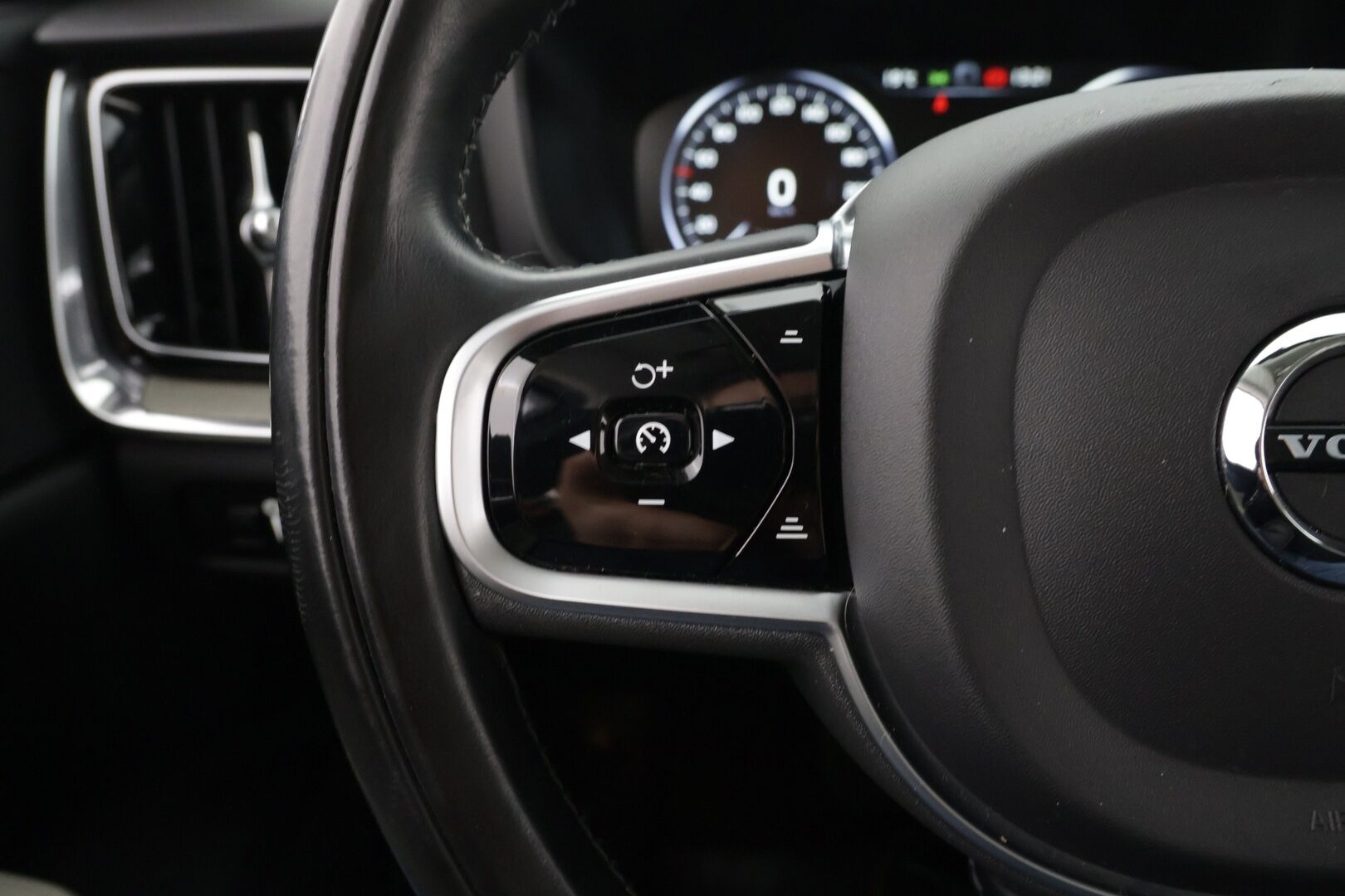 Volvo V60 2019 T8 TwE AWD Inscription aut. ** Panorama / Adapt.Vakkari / Webasto / Sporttinahat / Keyless / Koukku ** - Todella hyvät varusteet / Hyvin pidetty ja kattavasti huollettu! - HULLUT AVAJAISHULINAT KORKOTARJOUS 3,29 %