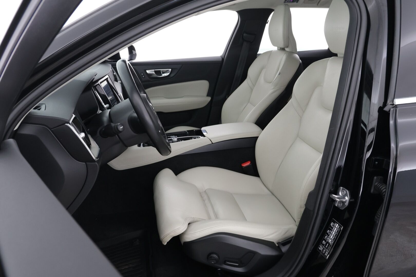 Volvo V60 2019 T8 TwE AWD Inscription aut. ** Panorama / Adapt.Vakkari / Webasto / Sporttinahat / Keyless / Koukku ** - Todella hyvät varusteet / Hyvin pidetty ja kattavasti huollettu! - HULLUT AVAJAISHULINAT KORKOTARJOUS 3,29 %