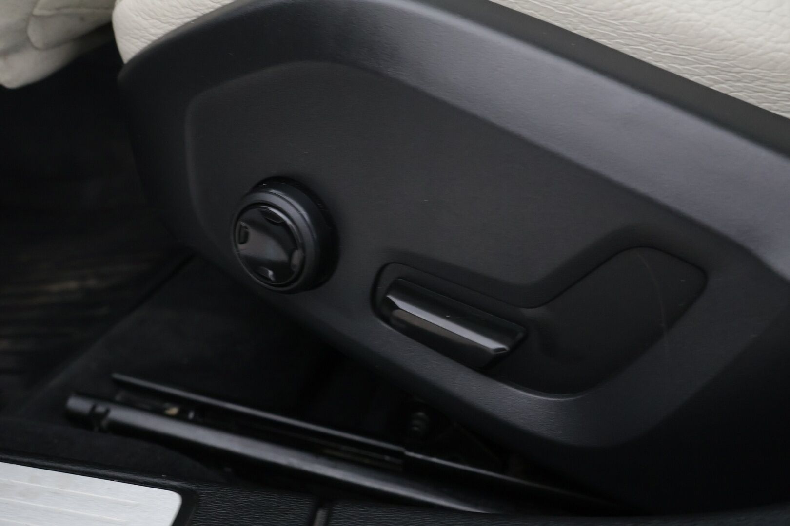 Volvo V60 2019 T8 TwE AWD Inscription aut. ** Panorama / Adapt.Vakkari / Webasto / Sporttinahat / Keyless / Koukku ** - Todella hyvät varusteet / Hyvin pidetty ja kattavasti huollettu! - HULLUT AVAJAISHULINAT KORKOTARJOUS 3,29 %