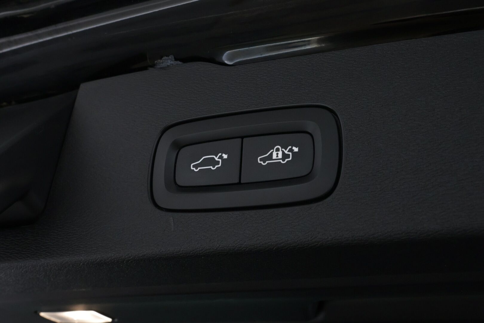 Volvo V60 2019 T8 TwE AWD Inscription aut. ** Panorama / Adapt.Vakkari / Webasto / Sporttinahat / Keyless / Koukku ** - Todella hyvät varusteet / Hyvin pidetty ja kattavasti huollettu! - HULLUT AVAJAISHULINAT KORKOTARJOUS 3,29 %