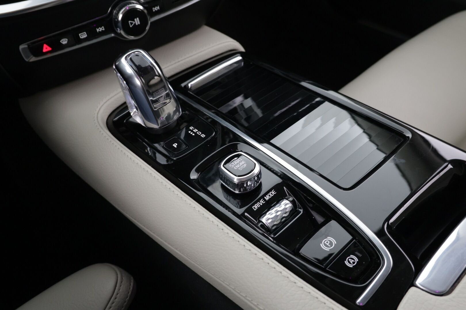 Volvo V60 2019 T8 TwE AWD Inscription aut. ** Panorama / Adapt.Vakkari / Webasto / Sporttinahat / Keyless / Koukku ** - Todella hyvät varusteet / Hyvin pidetty ja kattavasti huollettu! - HULLUT AVAJAISHULINAT KORKOTARJOUS 3,29 %