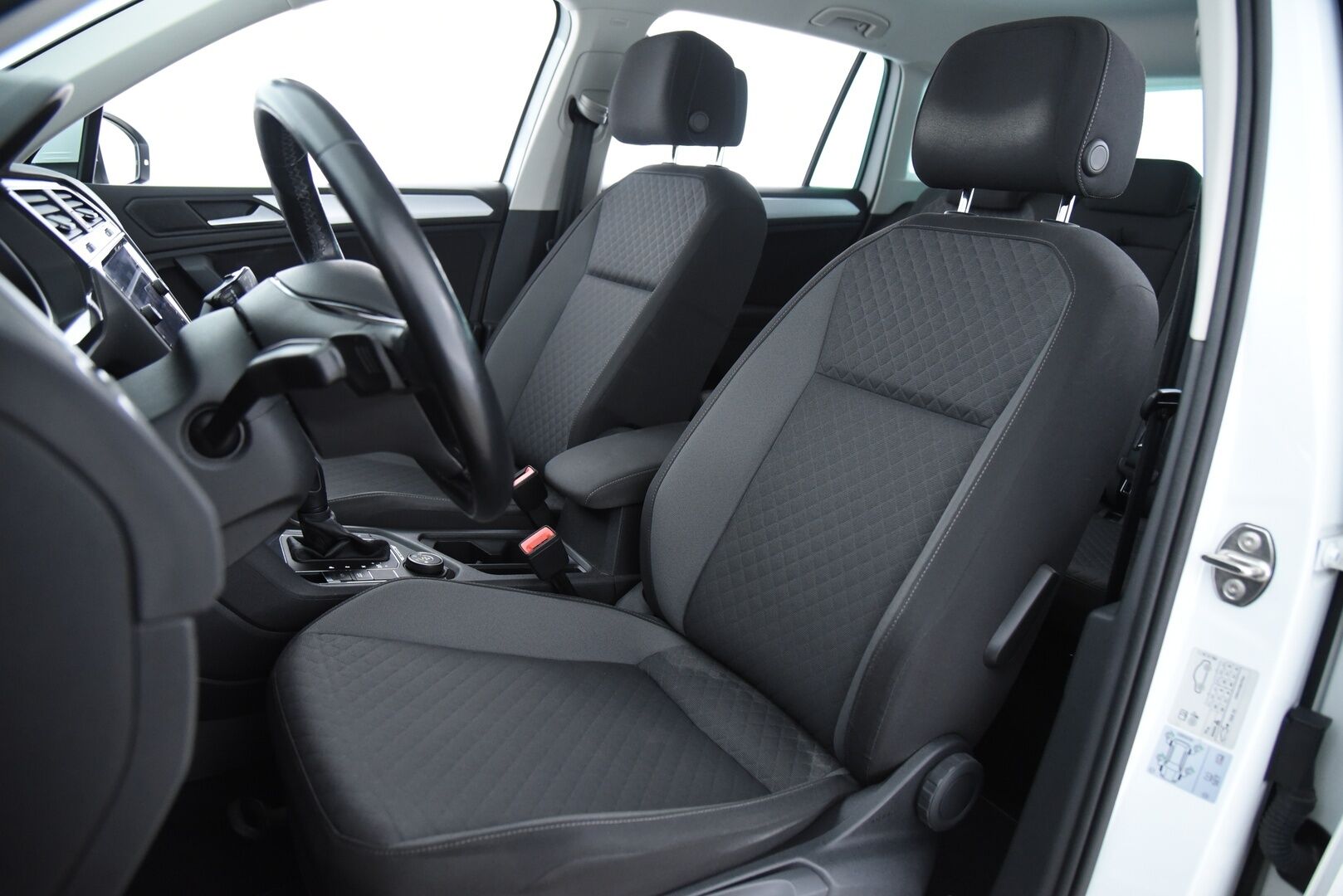 VOLKSWAGEN TIGUAN 2020 2,0TSI Comfortline 140kW 4Motion Aut. / Adapt.vak / Webasto / P-kamera / Vetokoukku / Apple Carplay / AndroidAuto / - / Huikeat varusteet / 2x hyvät renkaat / Seuraava katsastus vasta 3/2027 /