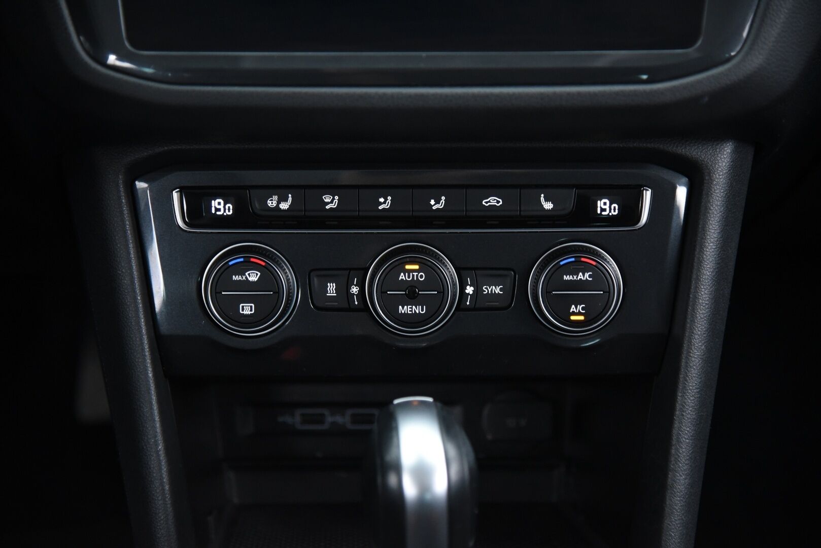 VOLKSWAGEN TIGUAN 2020 2,0TSI Comfortline 140kW 4Motion Aut. / Adapt.vak / Webasto / P-kamera / Vetokoukku / Apple Carplay / AndroidAuto / - / Huikeat varusteet / 2x hyvät renkaat / Seuraava katsastus vasta 3/2027 /