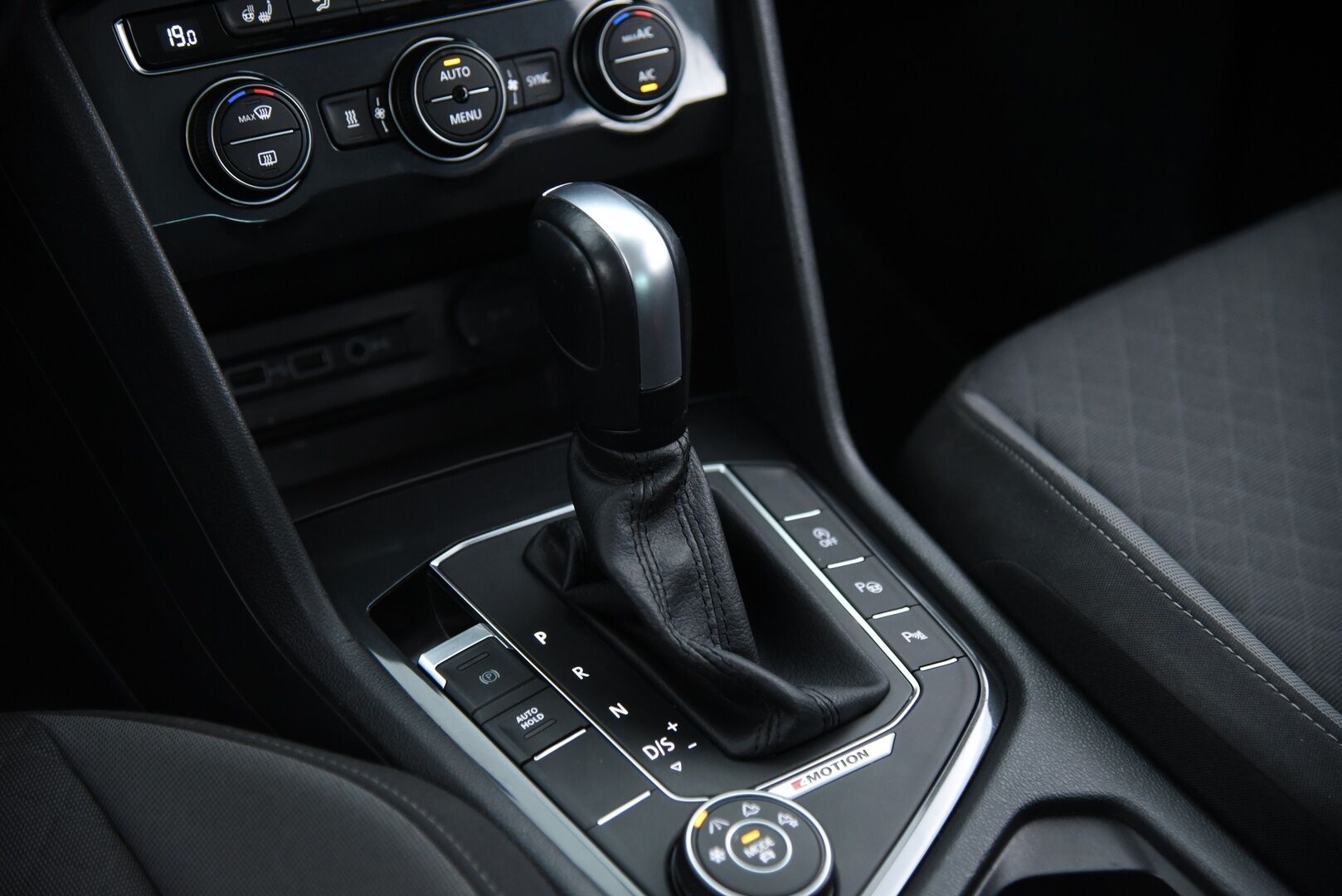 VOLKSWAGEN TIGUAN 2020 2,0TSI Comfortline 140kW 4Motion Aut. / Adapt.vak / Webasto / P-kamera / Vetokoukku / Apple Carplay / AndroidAuto / - / Huikeat varusteet / 2x hyvät renkaat / Seuraava katsastus vasta 3/2027 /
