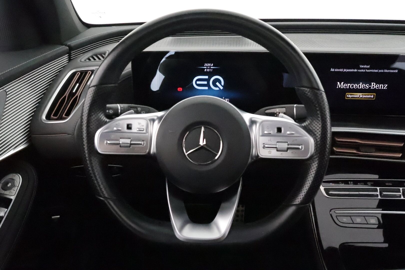 Mercedes-Benz EQC 2022 400 4MATIC Business AMG **Lasikattoluukku / Distronic+ / LED-valot / 360° / Sporttipenkit Muistilla / HUD / Widescreen** - 3,99 % KORKOTARJOUS TÄHÄN AUTOON - **HUIPPU KAMOILLA**