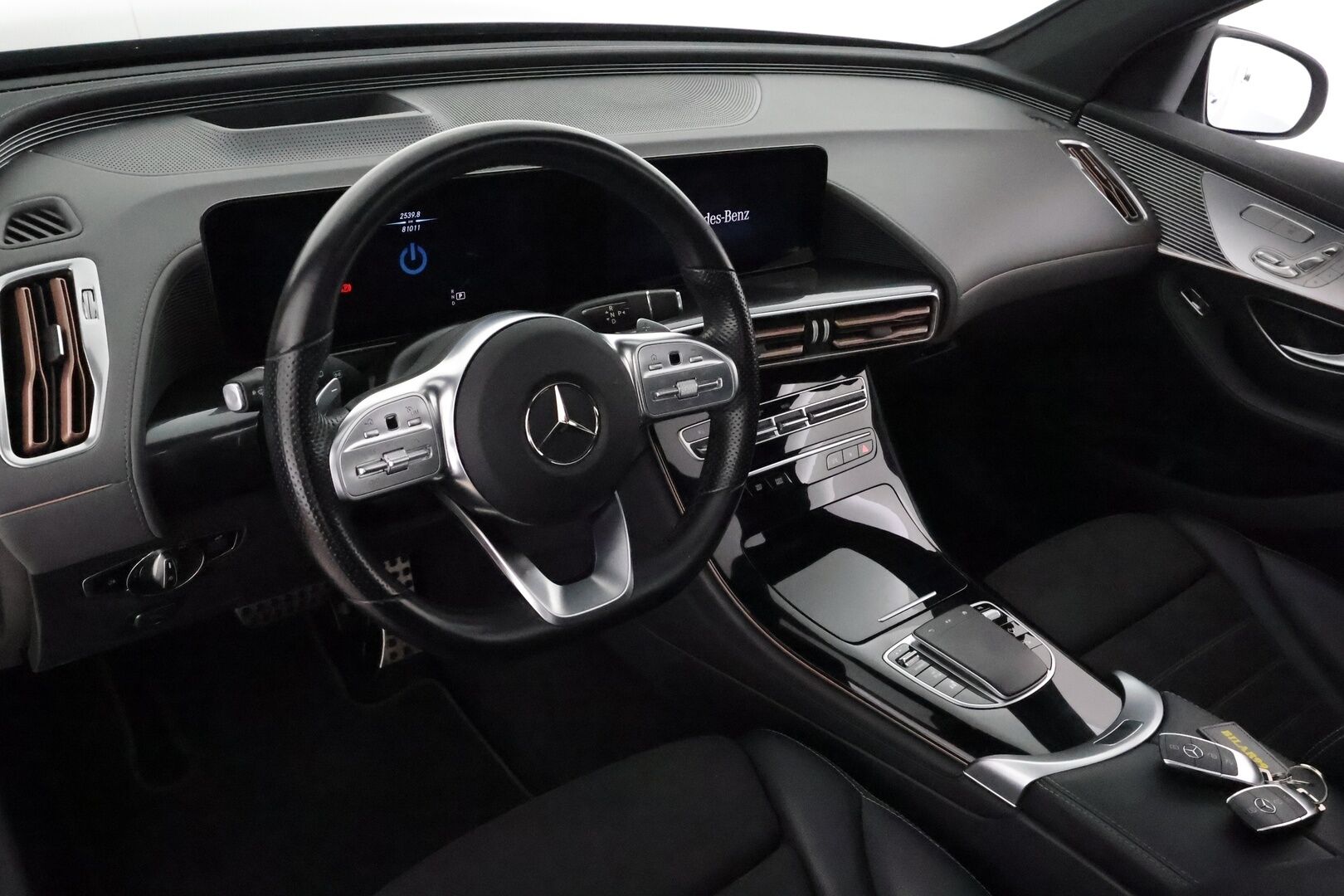 Mercedes-Benz EQC 2022 400 4MATIC Business AMG **Lasikattoluukku / Distronic+ / LED-valot / 360° / Sporttipenkit Muistilla / HUD / Widescreen** - 3,99 % KORKOTARJOUS TÄHÄN AUTOON - **HUIPPU KAMOILLA**