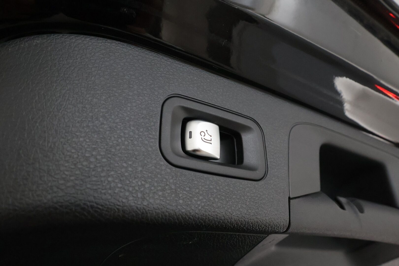 Mercedes-Benz EQC 2022 400 4MATIC Business AMG **Lasikattoluukku / Distronic+ / LED-valot / 360° / Sporttipenkit Muistilla / HUD / Widescreen** - 3,99 % KORKOTARJOUS TÄHÄN AUTOON - **HUIPPU KAMOILLA**