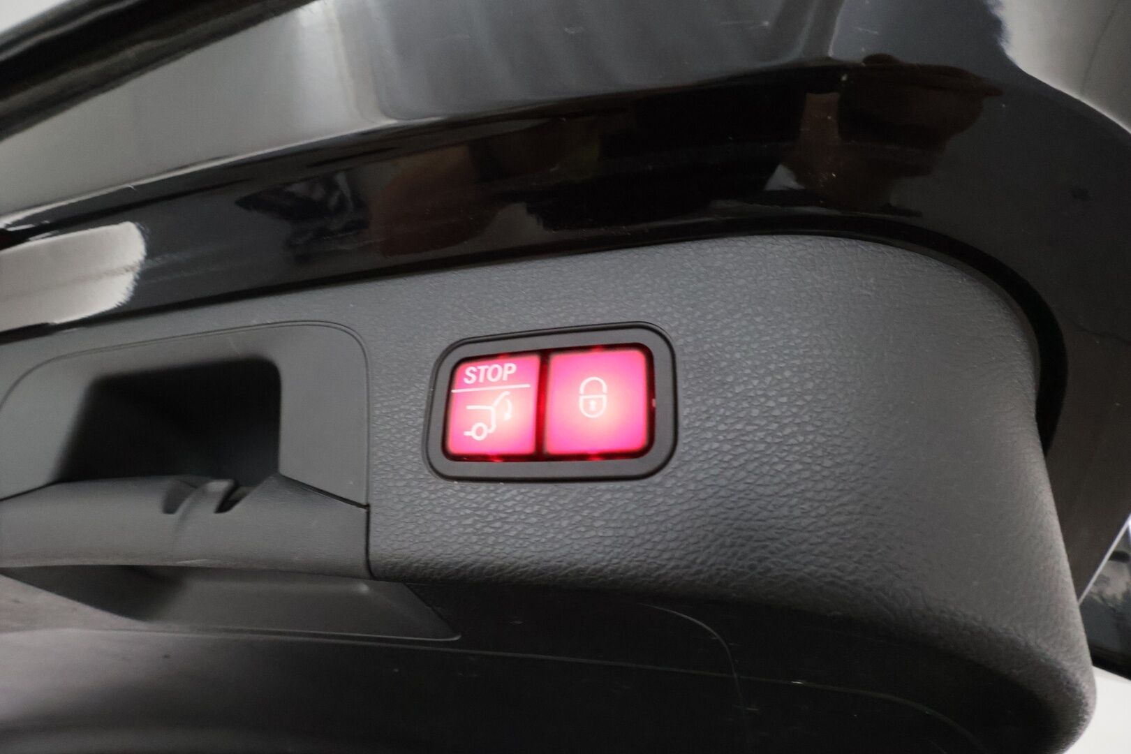 Mercedes-Benz EQC 2022 400 4MATIC Business AMG **Lasikattoluukku / Distronic+ / LED-valot / 360° / Sporttipenkit Muistilla / HUD / Widescreen** - 3,99 % KORKOTARJOUS TÄHÄN AUTOON - **HUIPPU KAMOILLA**