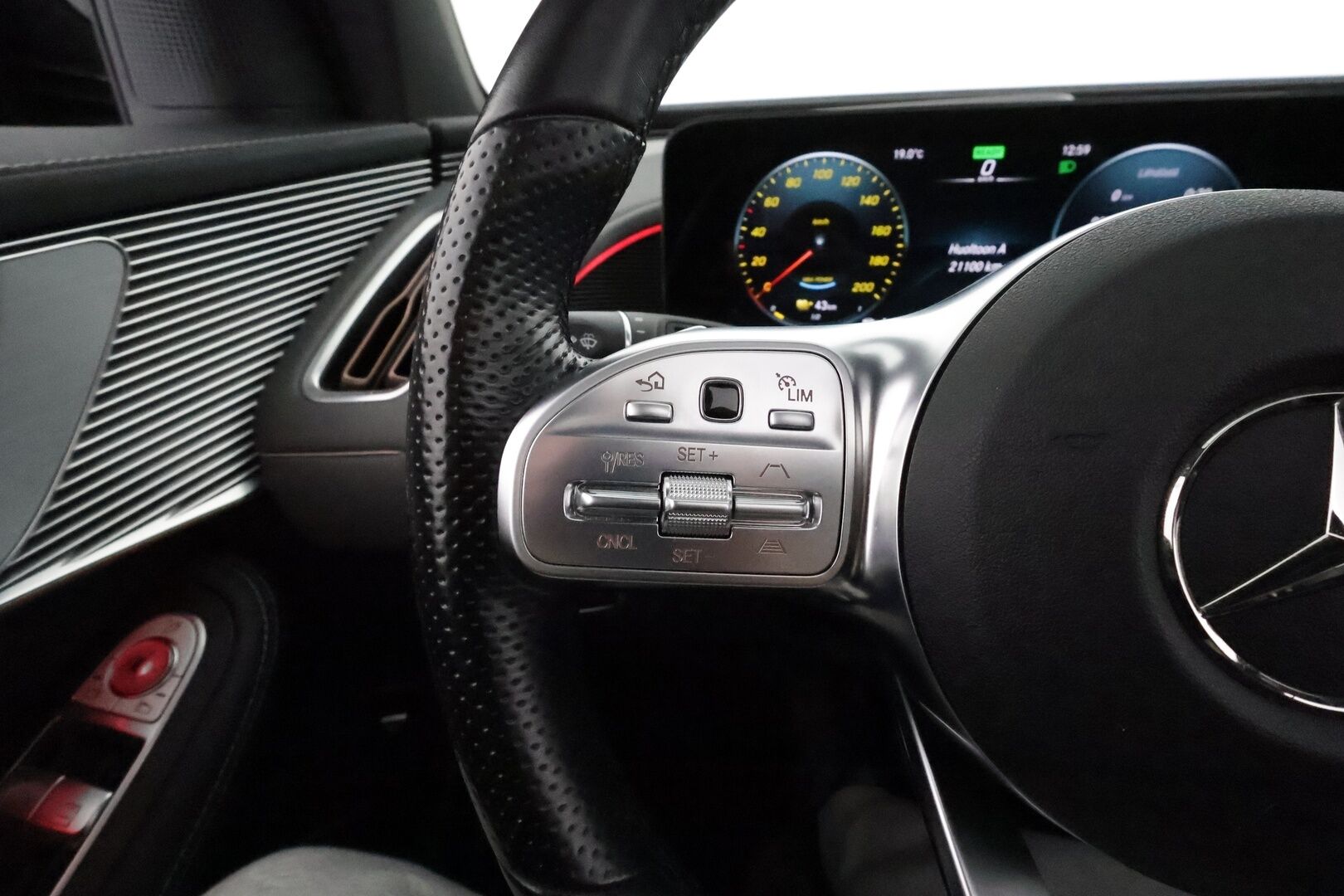 Mercedes-Benz EQC 2022 400 4MATIC Business AMG **Lasikattoluukku / Distronic+ / LED-valot / 360° / Sporttipenkit Muistilla / HUD / Widescreen** - 3,99 % KORKOTARJOUS TÄHÄN AUTOON - **HUIPPU KAMOILLA**