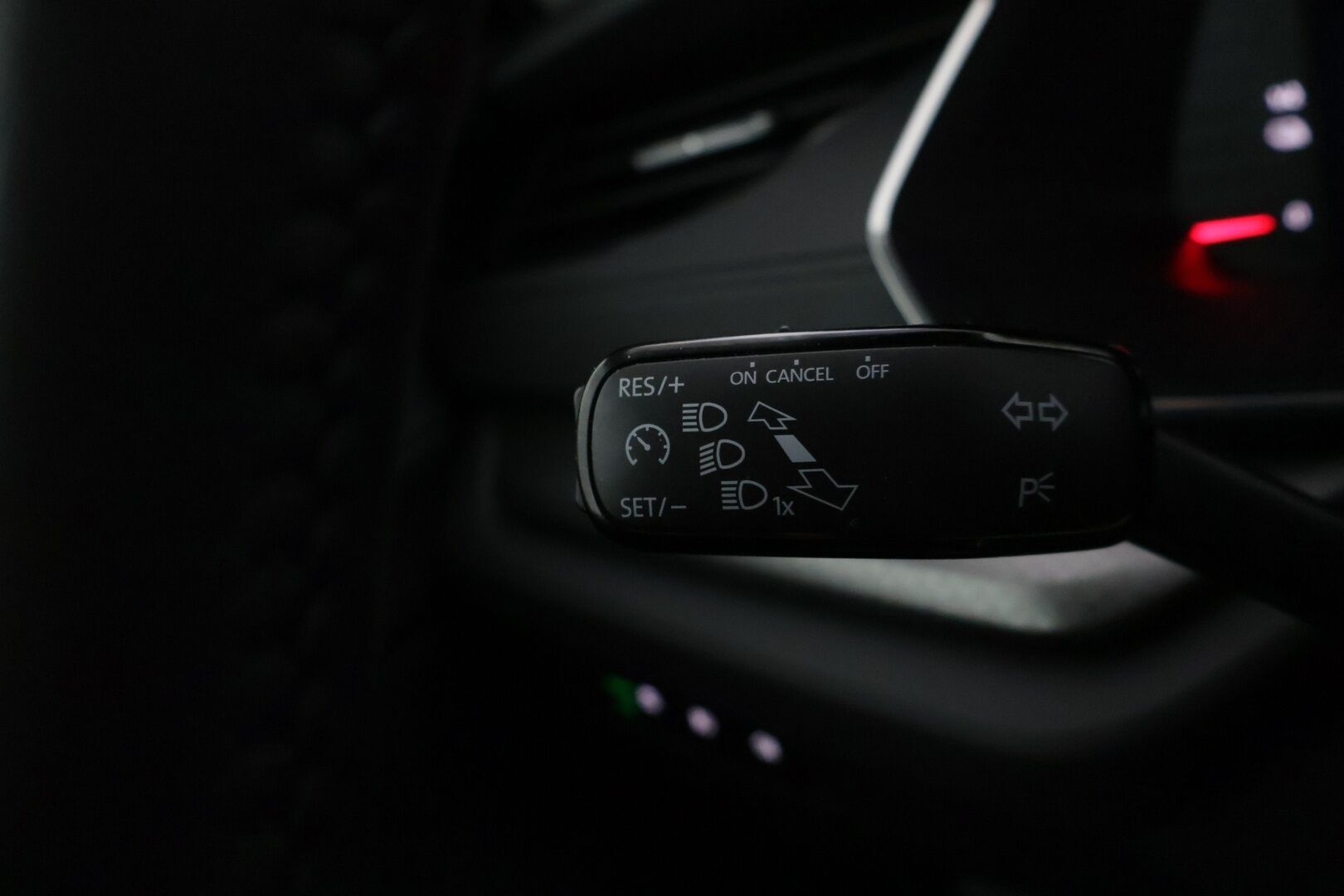 Skoda Octavia 2024 Combi 1.4 TSI PHEV Ambition iV DSG Autom. * SoH 98% / Vakkari / Digimittaristo / Ratinlämmitin / KeyLess / Ambient* - *2x Renkaat / Merkkihuollettu / Lämmitettävä tuulilasi / Suomi-auto* - HULLUT AVAJAISHULINAT KORKOTARJOUS 3,29 %