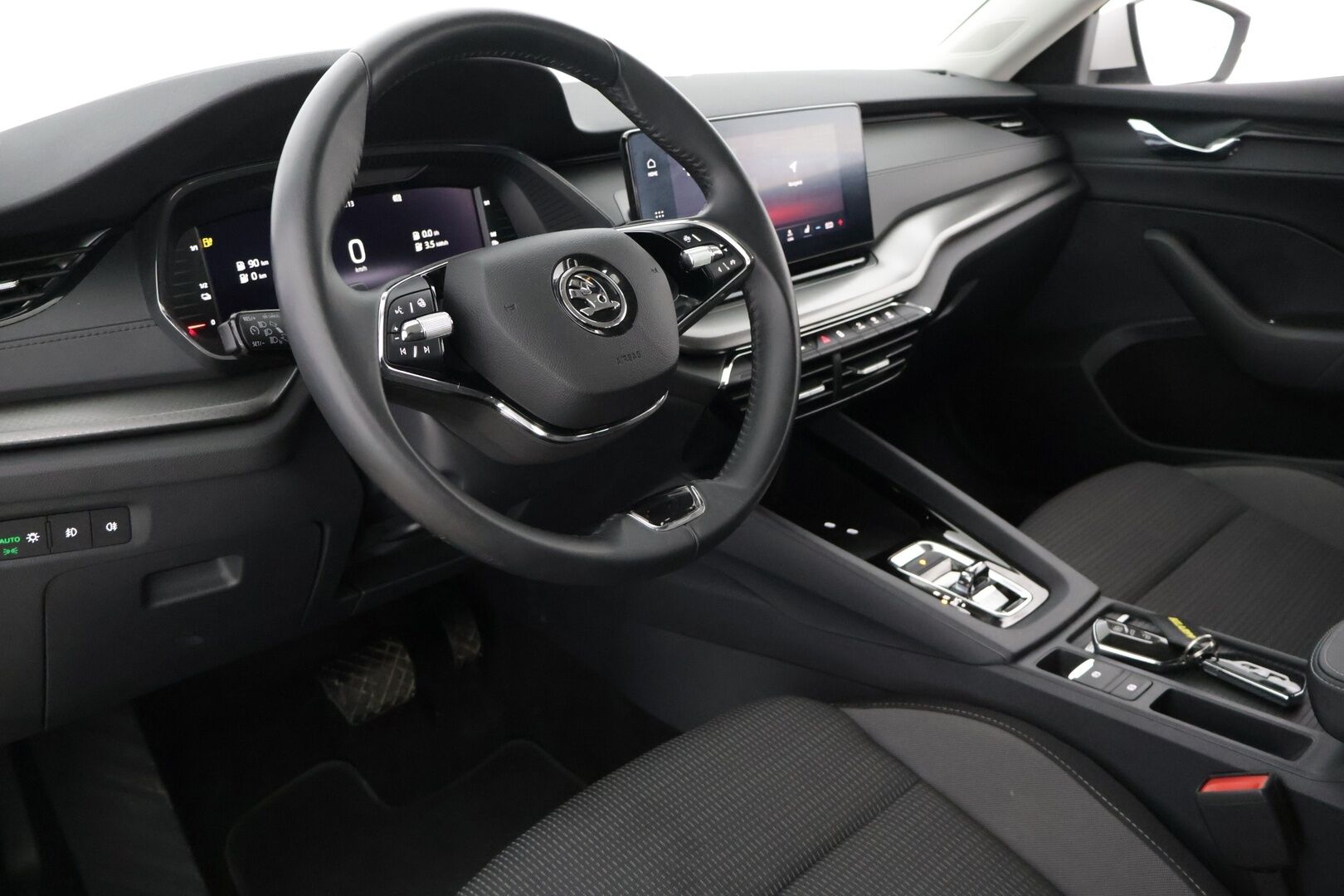 Skoda Octavia 2024 Combi 1.4 TSI PHEV Ambition iV DSG Autom. * SoH 98% / Vakkari / Digimittaristo / Ratinlämmitin / KeyLess / Ambient* - *2x Renkaat / Merkkihuollettu / Lämmitettävä tuulilasi / Suomi-auto* - HULLUT AVAJAISHULINAT KORKOTARJOUS 3,29 %