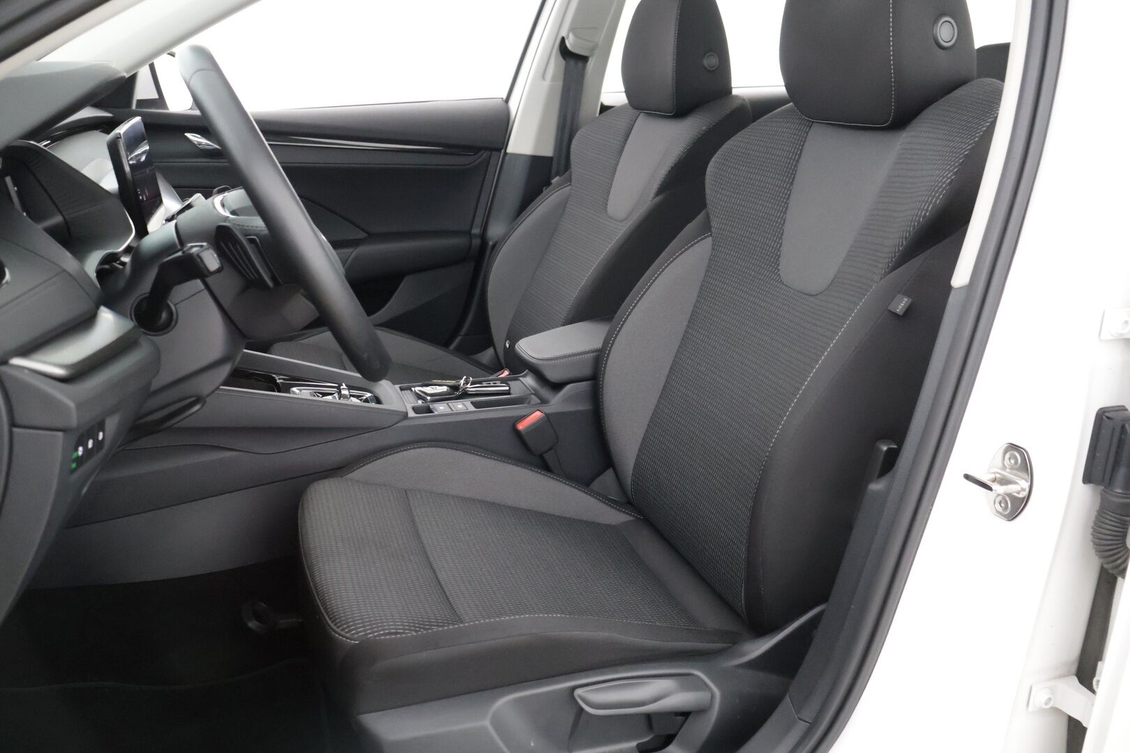 Skoda Octavia 2024 Combi 1.4 TSI PHEV Ambition iV DSG Autom. * SoH 98% / Vakkari / Digimittaristo / Ratinlämmitin / KeyLess / Ambient* - *2x Renkaat / Merkkihuollettu / Lämmitettävä tuulilasi / Suomi-auto* - HULLUT AVAJAISHULINAT KORKOTARJOUS 3,29 %