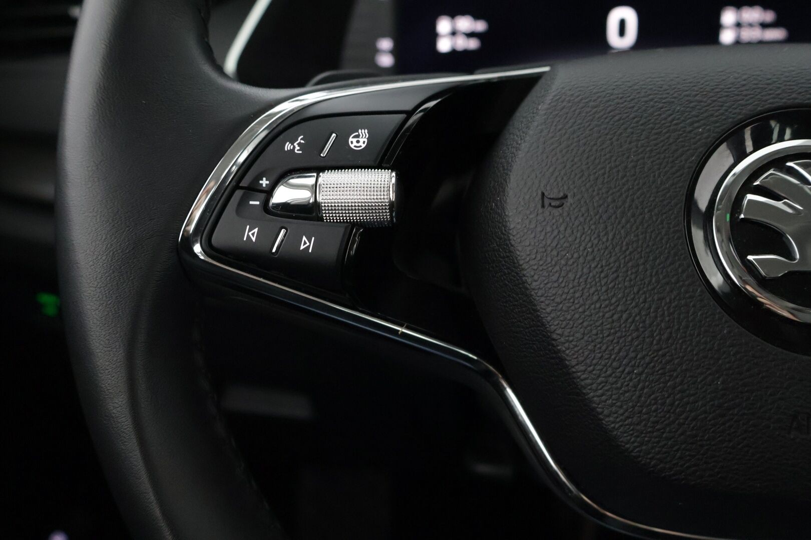 Skoda Octavia 2024 Combi 1.4 TSI PHEV Ambition iV DSG Autom. * SoH 98% / Vakkari / Digimittaristo / Ratinlämmitin / KeyLess / Ambient* - *2x Renkaat / Merkkihuollettu / Lämmitettävä tuulilasi / Suomi-auto* - HULLUT AVAJAISHULINAT KORKOTARJOUS 3,29 %