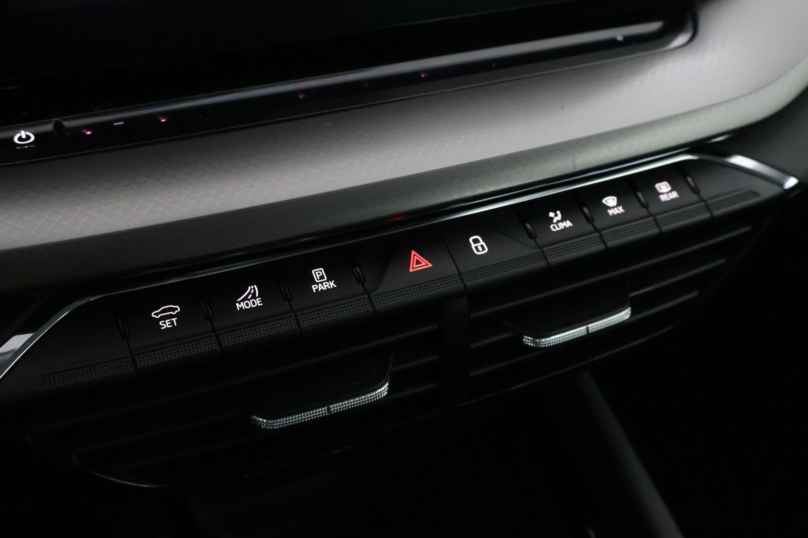 Skoda Octavia 2024 Combi 1.4 TSI PHEV Ambition iV DSG Autom. * SoH 98% / Vakkari / Digimittaristo / Ratinlämmitin / KeyLess / Ambient* - *2x Renkaat / Merkkihuollettu / Lämmitettävä tuulilasi / Suomi-auto* - HULLUT AVAJAISHULINAT KORKOTARJOUS 3,29 %