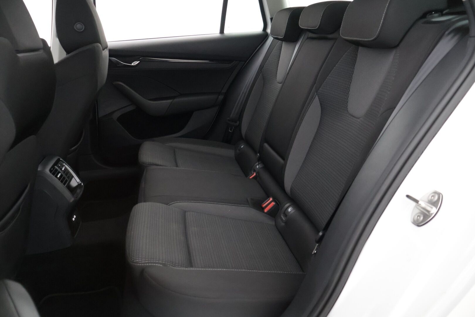 Skoda Octavia 2024 Combi 1.4 TSI PHEV Ambition iV DSG Autom. * SoH 98% / Vakkari / Digimittaristo / Ratinlämmitin / KeyLess / Ambient* - *2x Renkaat / Merkkihuollettu / Lämmitettävä tuulilasi / Suomi-auto* - HULLUT AVAJAISHULINAT KORKOTARJOUS 3,29 %