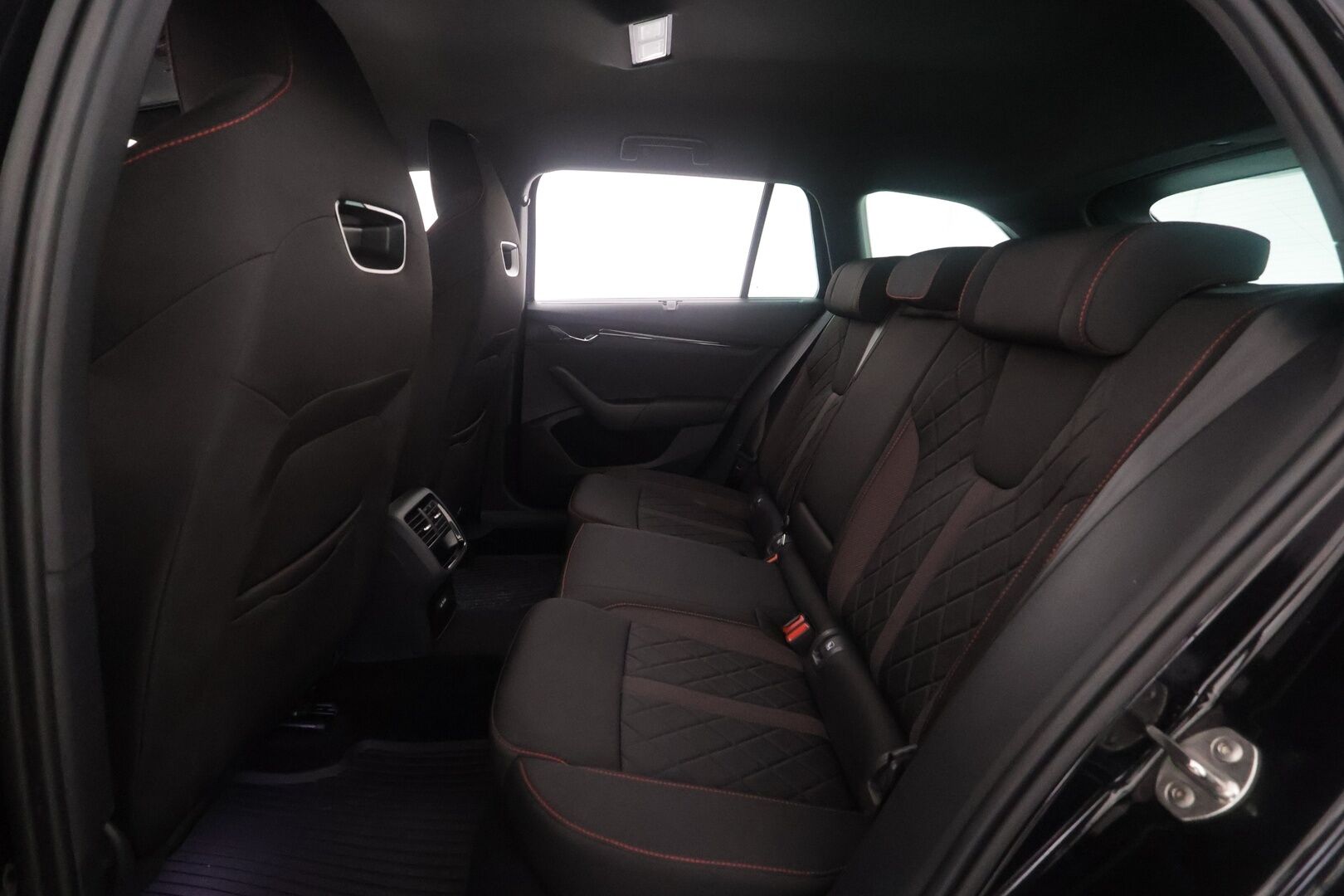 Skoda Octavia 2024 1.4 TSI PHEV Combi RS iV DSG Autom. - Suomi-auto | HUD | Webasto | ACC | Matrix-LED | Kamera | Digimittaristo | Kaistavahti | Navi | Keyless | Ratinlämmitys | 2x Latauskaapelit | Kahdet Skodan vanteet | Merkkihuollettu | Juuri huollettu! - KORKO VAIN 3,99 %