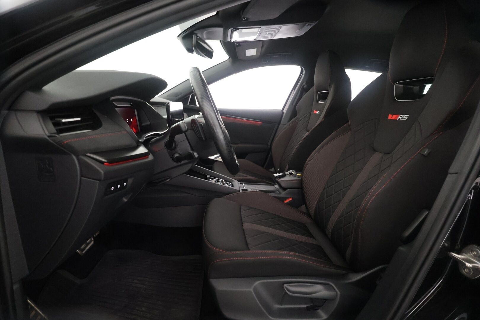 Skoda Octavia 2024 1.4 TSI PHEV Combi RS iV DSG Autom. - Suomi-auto | HUD | Webasto | ACC | Matrix-LED | Kamera | Digimittaristo | Kaistavahti | Navi | Keyless | Ratinlämmitys | 2x Latauskaapelit | Kahdet Skodan vanteet | Merkkihuollettu | Juuri huollettu! - KORKO VAIN 3,99 %