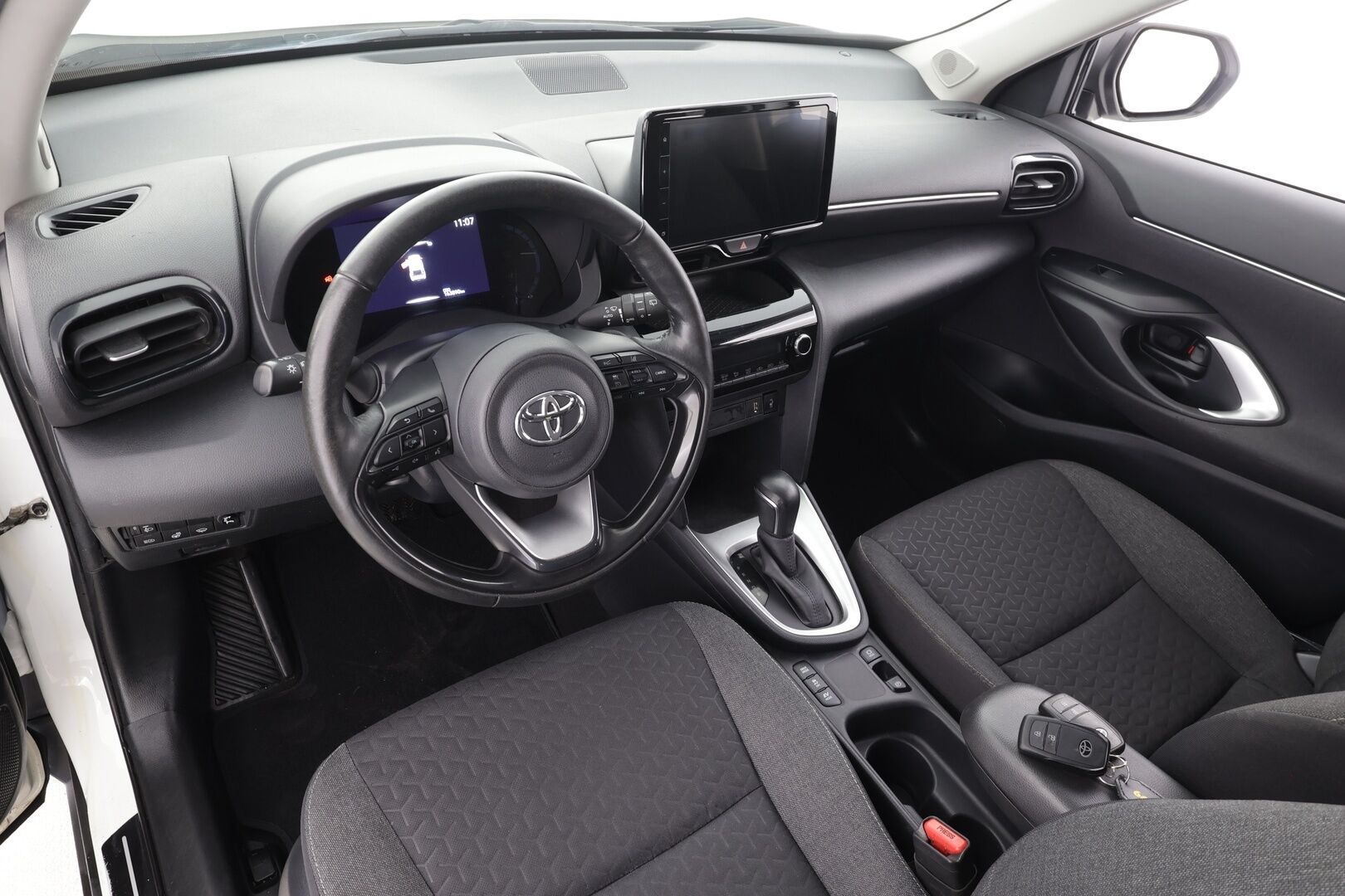 Toyota Yaris Cross 2023 1,5 Hybrid Active Business - | ACC | P.kamera | LTA | RSA | Keyless | LED | Apple & Android | Lämm. ratti | Aut. pitkät | Merkkihuollot | 1-om suomiauto | 2x renkaat aluin | ALV |