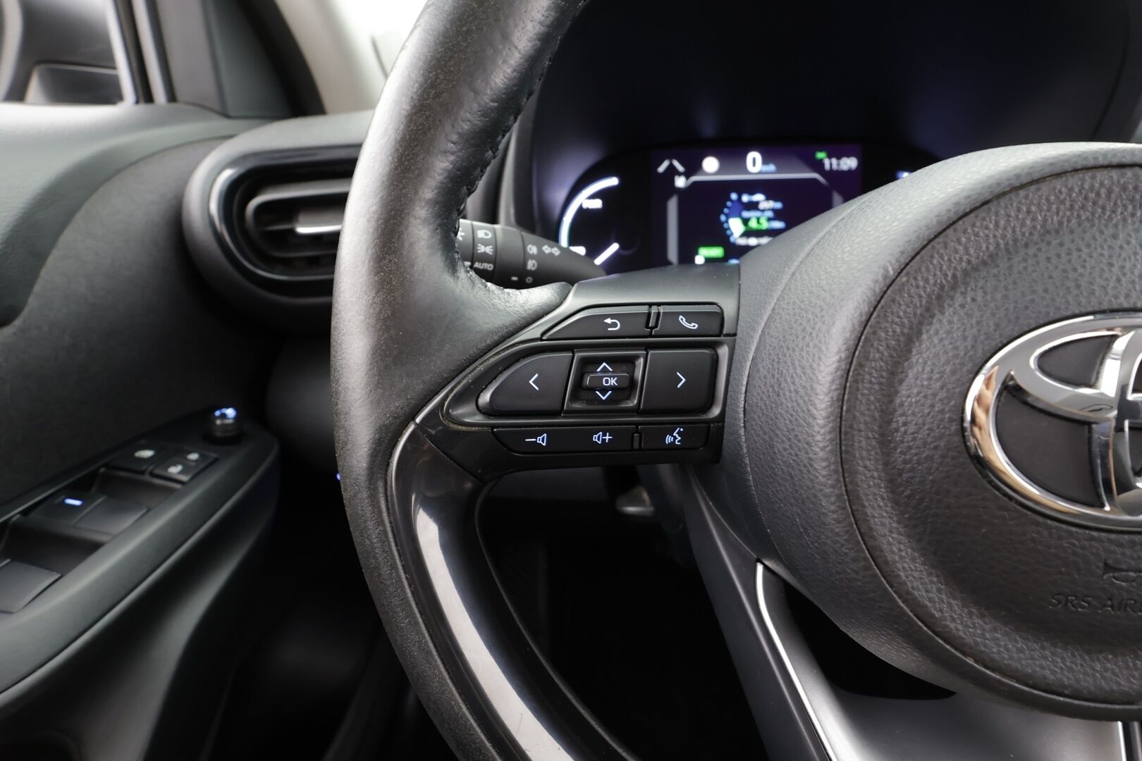 Toyota Yaris Cross 2023 1,5 Hybrid Active Business - | ACC | P.kamera | LTA | RSA | Keyless | LED | Apple & Android | Lämm. ratti | Aut. pitkät | Merkkihuollot | 1-om suomiauto | 2x renkaat aluin | ALV |