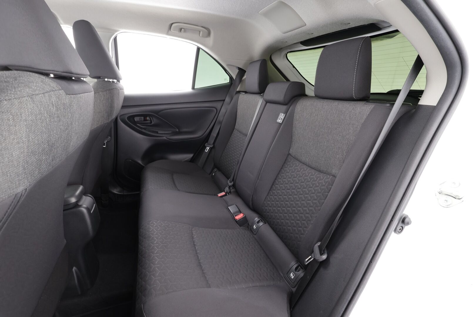 Toyota Yaris Cross 2023 1,5 Hybrid Active Business - | ACC | P.kamera | LTA | RSA | Keyless | LED | Apple & Android | Lämm. ratti | Aut. pitkät | Merkkihuollot | 1-om suomiauto | 2x renkaat aluin | ALV |