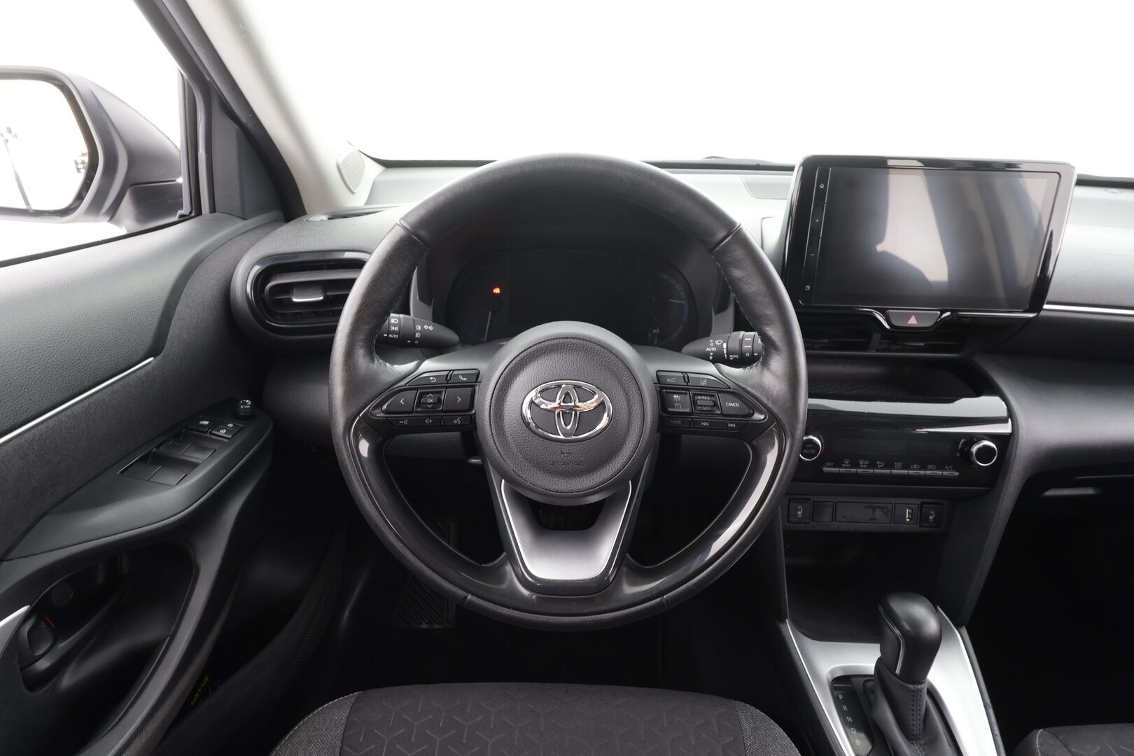 Toyota Yaris Cross 2023 1,5 Hybrid Active Business - | ACC | P.kamera | LTA | RSA | Keyless | LED | Apple & Android | Lämm. ratti | Aut. pitkät | Merkkihuollot | 1-om suomiauto | 2x renkaat aluin | ALV |