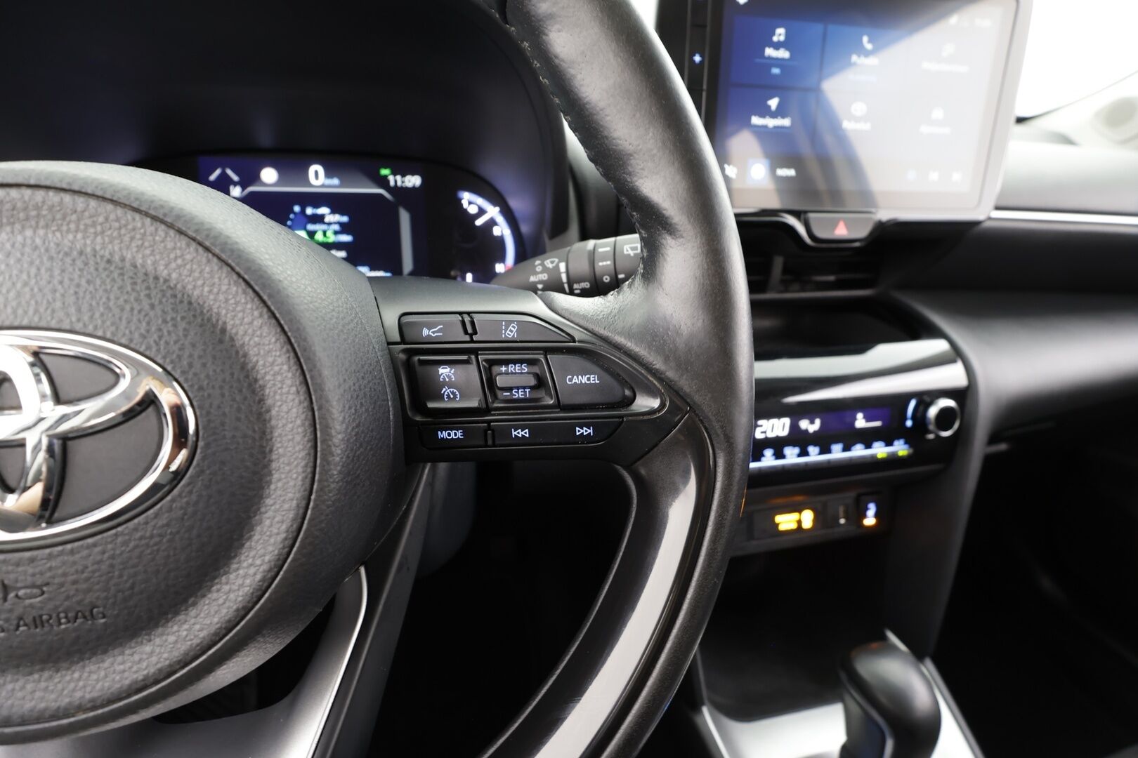 Toyota Yaris Cross 2023 1,5 Hybrid Active Business - | ACC | P.kamera | LTA | RSA | Keyless | LED | Apple & Android | Lämm. ratti | Aut. pitkät | Merkkihuollot | 1-om suomiauto | 2x renkaat aluin | ALV |