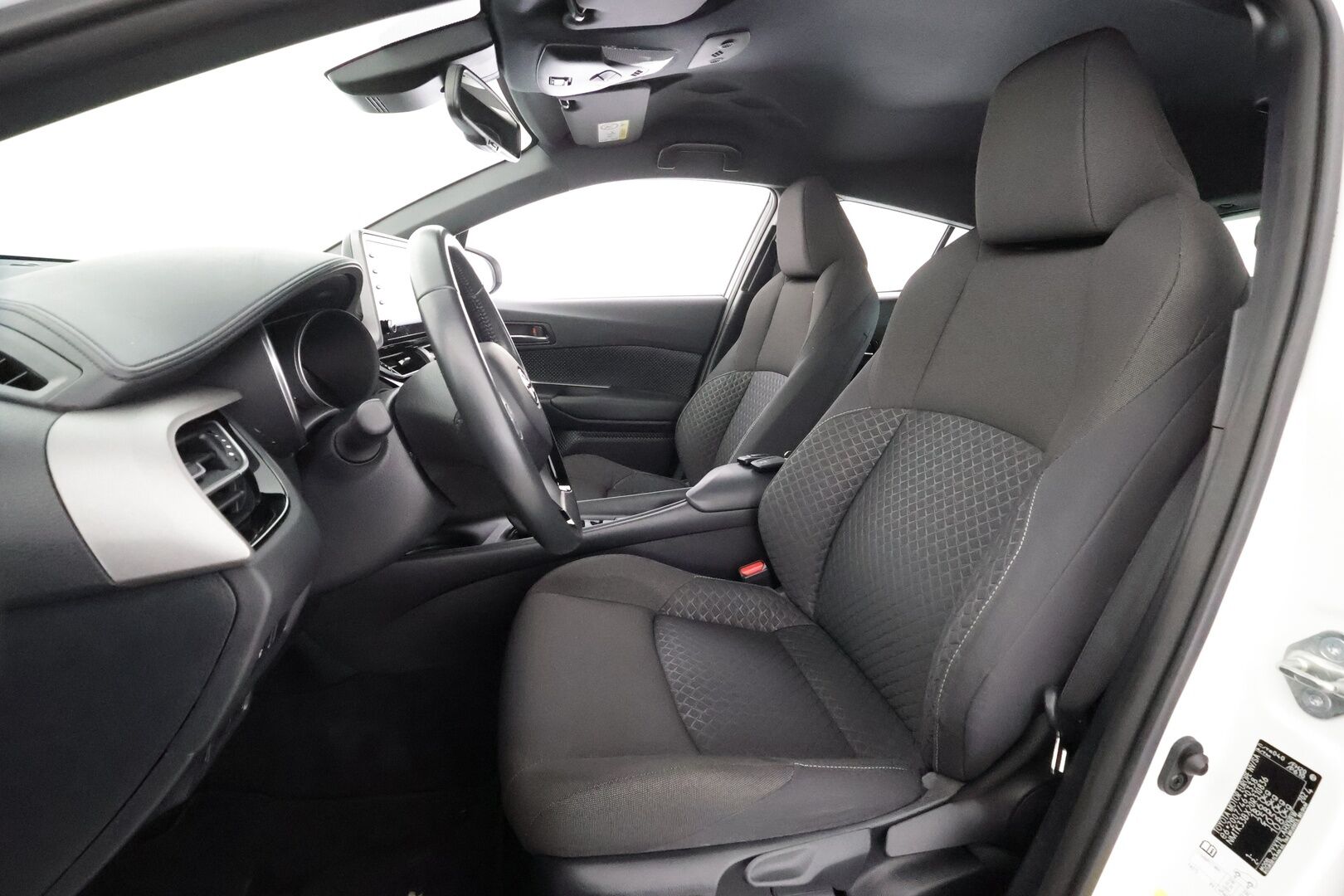 Toyota C-HR 2024 1,8 Hybrid Active Plus - | ACC | LED | Navi | P.kamera | Lane Assist | PCS | RSA | Apple & Android | Merkkihuollot | 2x renkaat aluin | - KORKO VAIN 3,99 %