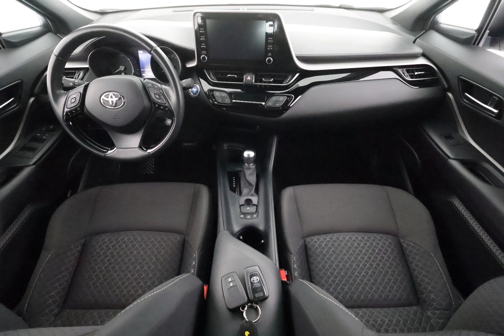 Toyota C-HR 2024 1,8 Hybrid Active Plus - | ACC | LED | Navi | P.kamera | Lane Assist | PCS | RSA | Apple & Android | Merkkihuollot | 2x renkaat aluin | - KORKO VAIN 3,99 %