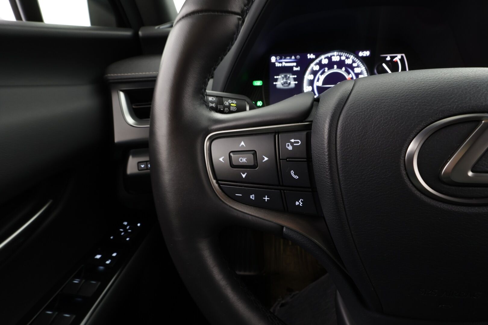 Lexus UX 2023 250h F SPORT Design * Adapt.Vakkari / Peruutuskamera / Nahkasisusta / LED / KeylessGo / Sähköluukku / Supervarusteet - Kahdet renkaat aluvanteilla