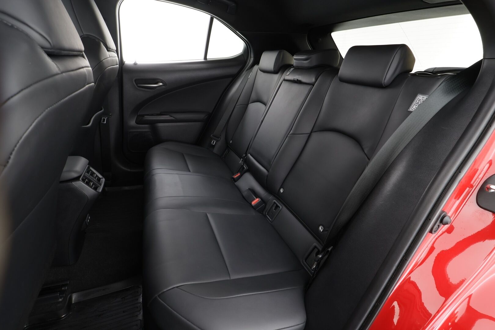 Lexus UX 2023 250h F SPORT Design * Adapt.Vakkari / Peruutuskamera / Nahkasisusta / LED / KeylessGo / Sähköluukku / Supervarusteet - Kahdet renkaat aluvanteilla