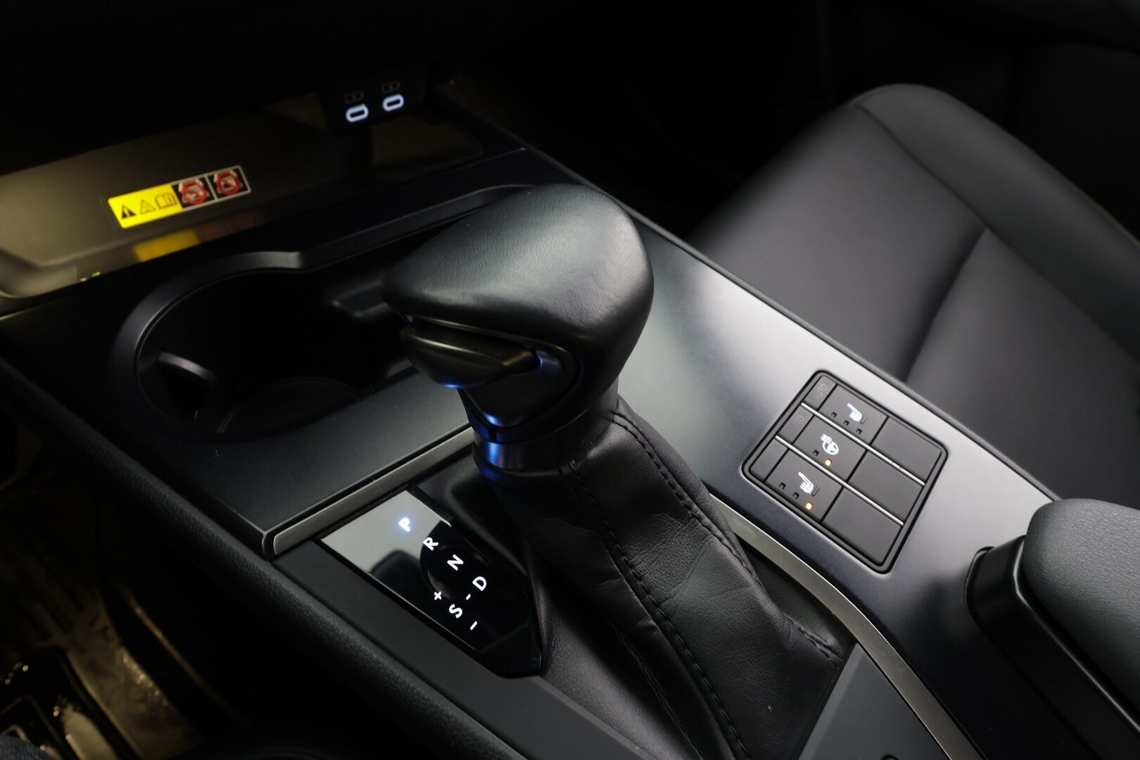 Lexus UX 2023 250h F SPORT Design * Adapt.Vakkari / Peruutuskamera / Nahkasisusta / LED / KeylessGo / Sähköluukku / Supervarusteet - Kahdet renkaat aluvanteilla