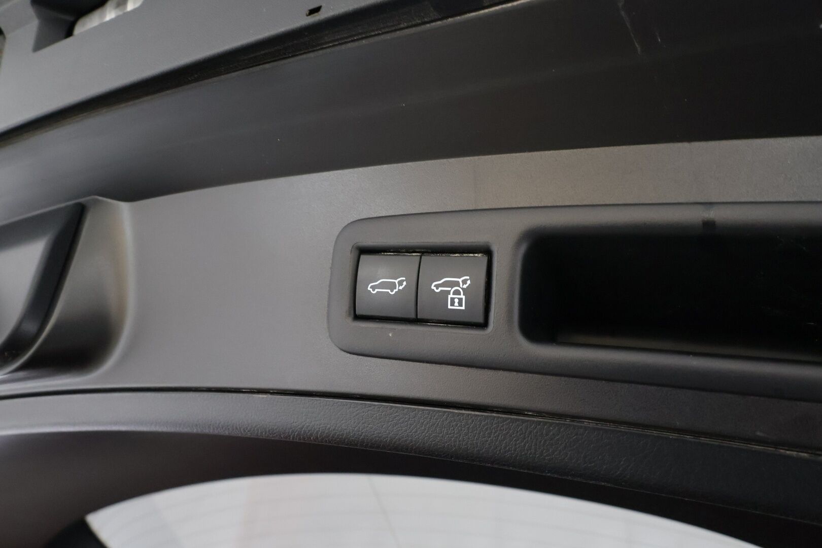 Lexus UX 2023 250h F SPORT Design * Adapt.Vakkari / Peruutuskamera / Nahkasisusta / LED / KeylessGo / Sähköluukku / Supervarusteet - Kahdet renkaat aluvanteilla