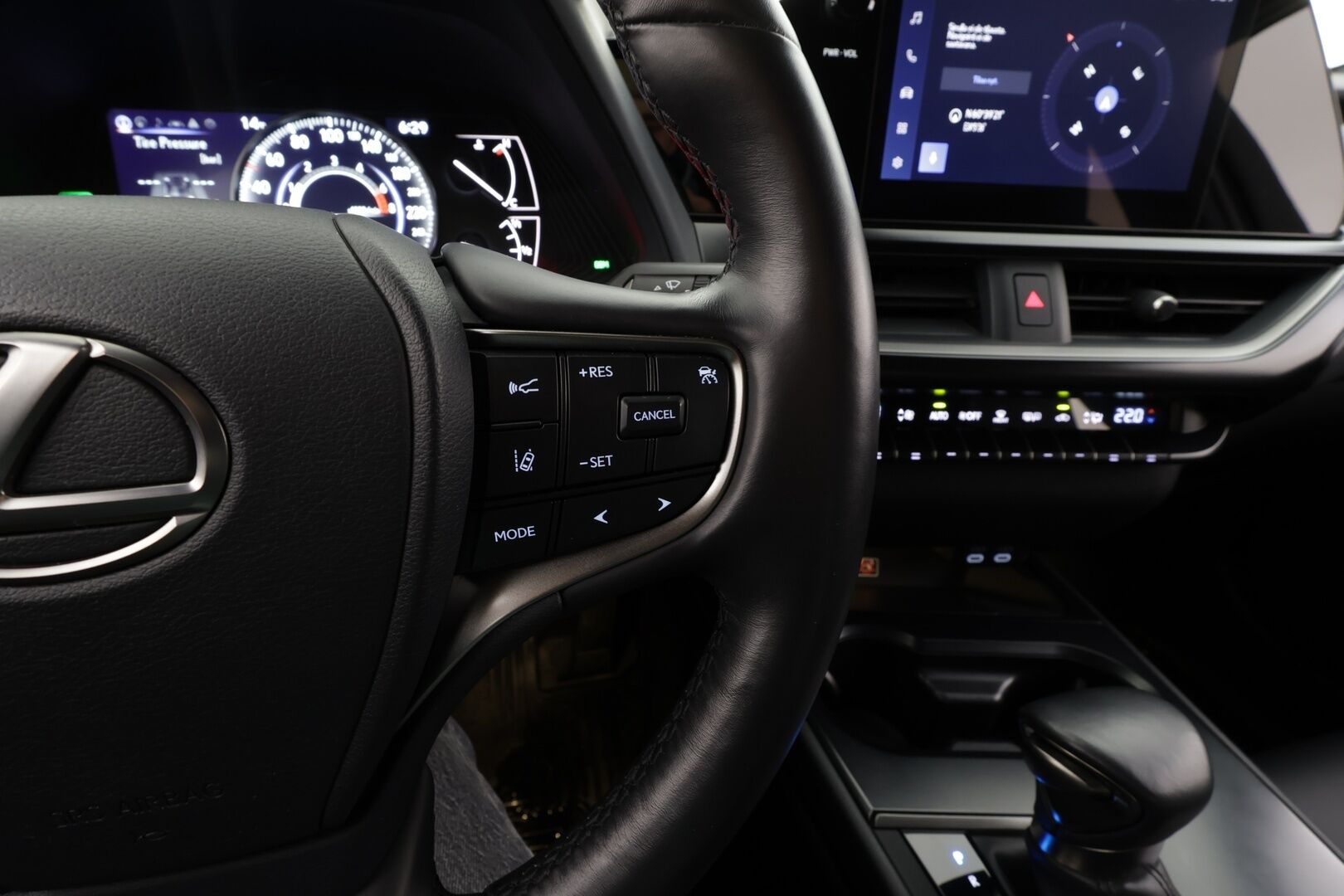 Lexus UX 2023 250h F SPORT Design * Adapt.Vakkari / Peruutuskamera / Nahkasisusta / LED / KeylessGo / Sähköluukku / Supervarusteet - Kahdet renkaat aluvanteilla