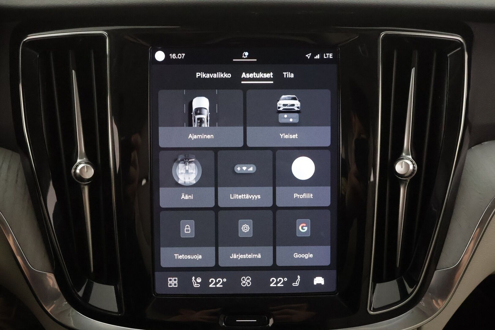 Volvo V60 2024 T6 AWD Long Range Plus Dark aut - Suomi-auto | ACC | H&K | Muistipenkit | Full-LED | BLIS | Sporttinahat | Keyless | Facelift | Kahdet renkaat aluvanteilla | Merkkihuollettu