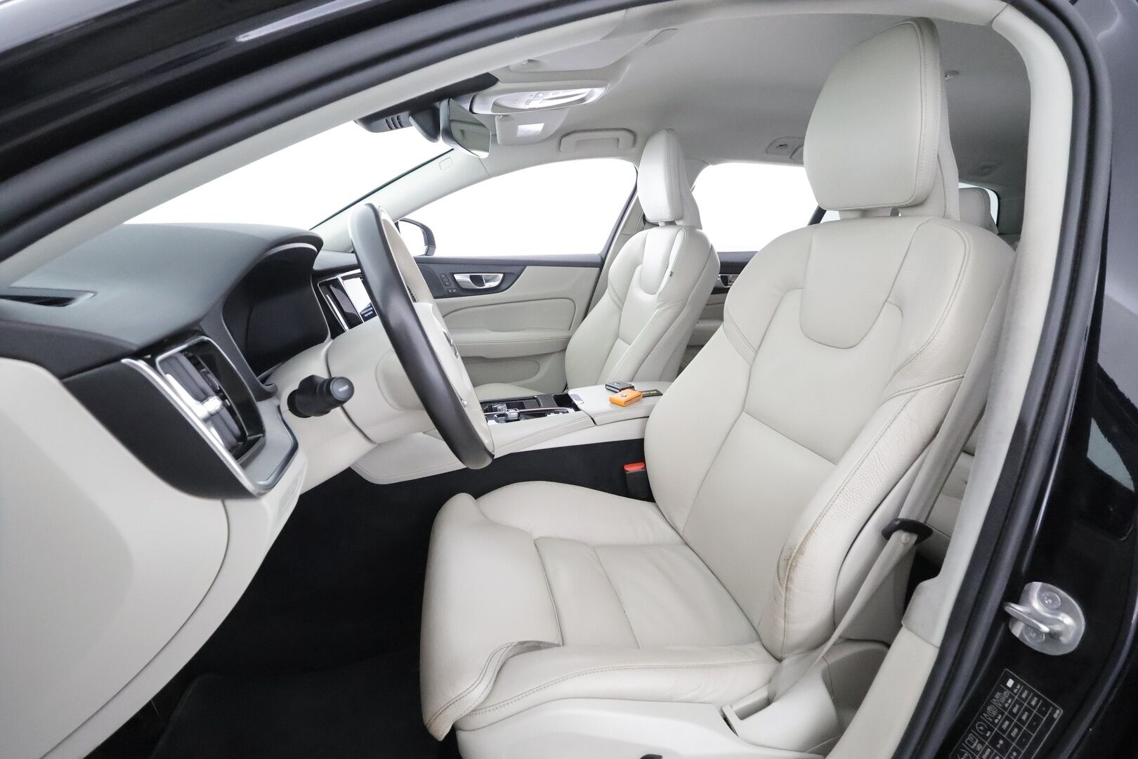 Volvo V60 2024 T6 AWD Long Range Plus Dark aut - Suomi-auto | ACC | H&K | Muistipenkit | Full-LED | BLIS | Sporttinahat | Keyless | Facelift | Kahdet renkaat aluvanteilla | Merkkihuollettu