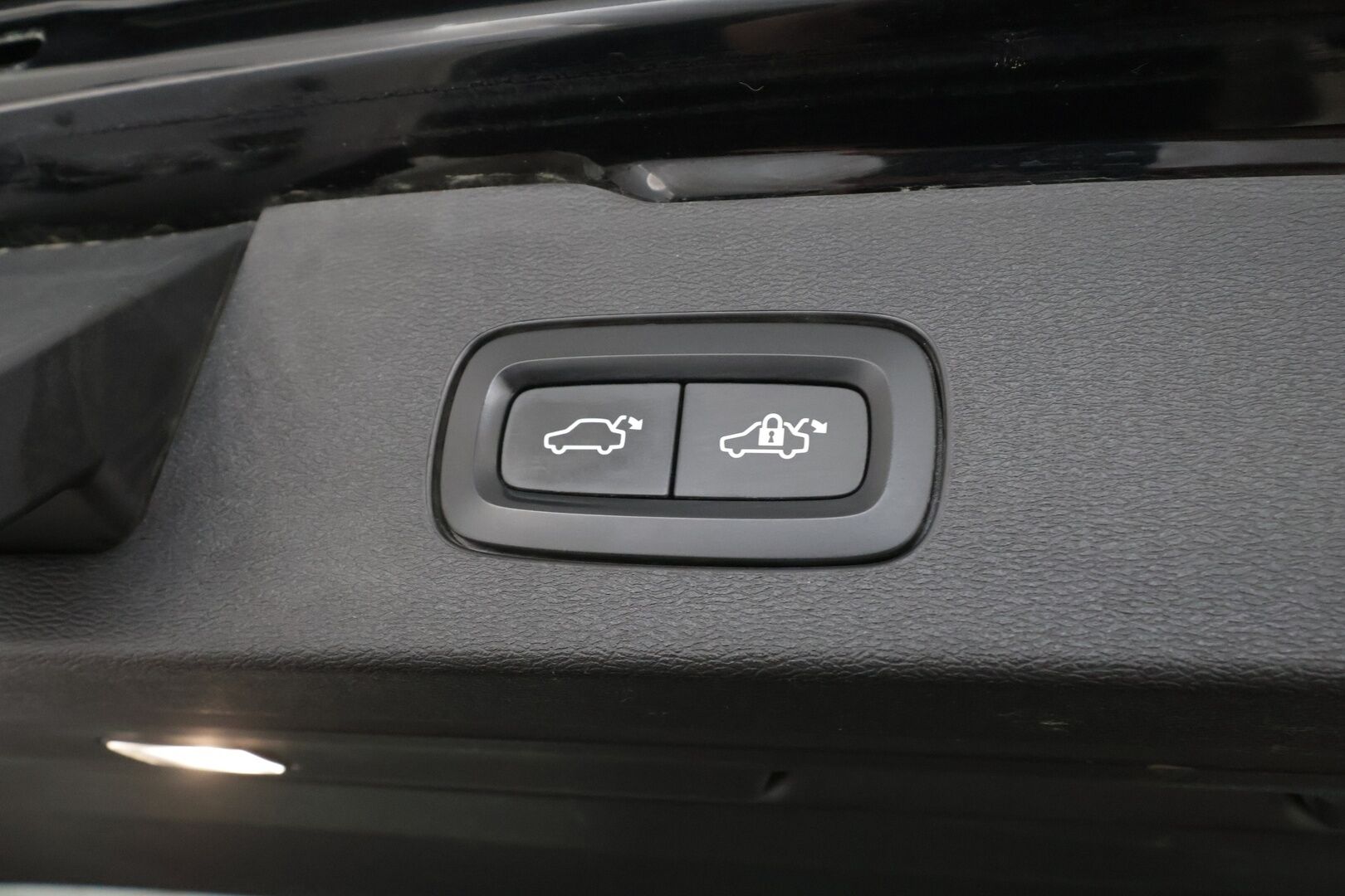 Volvo V60 2024 T6 AWD Long Range Plus Dark aut - Suomi-auto | ACC | H&K | Muistipenkit | Full-LED | BLIS | Sporttinahat | Keyless | Facelift | Kahdet renkaat aluvanteilla | Merkkihuollettu