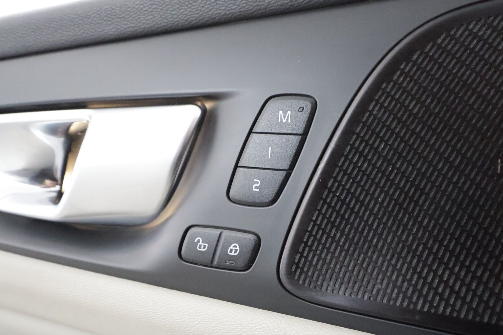 Volvo V60 2024 T6 AWD Long Range Plus Dark aut - Suomi-auto | ACC | H&K | Muistipenkit | Full-LED | BLIS | Sporttinahat | Keyless | Facelift | Kahdet renkaat aluvanteilla | Merkkihuollettu