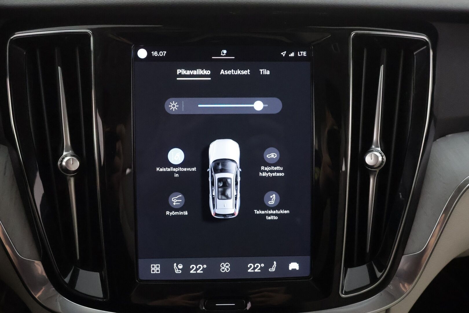 Volvo V60 2024 T6 AWD Long Range Plus Dark aut - Suomi-auto | ACC | H&K | Muistipenkit | Full-LED | BLIS | Sporttinahat | Keyless | Facelift | Kahdet renkaat aluvanteilla | Merkkihuollettu