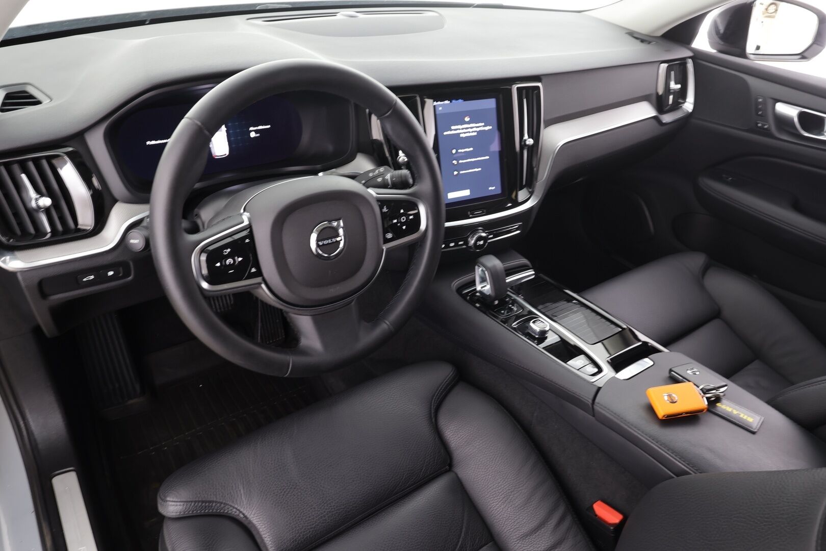 Volvo V60 2024 T6 AWD Long Range Plus Dark aut * Koukku / ACC / Full-LED / P.Kamera / Sportnahat Muistilla / Kaistavahti / Keyless * - 1-om Suomi-auto / 2x Latauskaapelit / Kahdet renkaat - HULLUT JOULUT KORKOTARJOUS 2,49% 