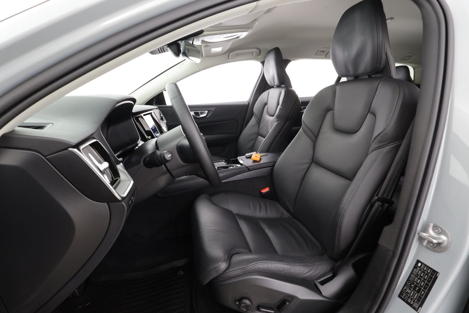 Volvo V60 2024 T6 AWD Long Range Plus Dark aut * Koukku / ACC / Full-LED / P.Kamera / Sportnahat Muistilla / Kaistavahti / Keyless * - 1-om Suomi-auto / 2x Latauskaapelit / Kahdet renkaat - HULLUT JOULUT KORKOTARJOUS 2,49% 