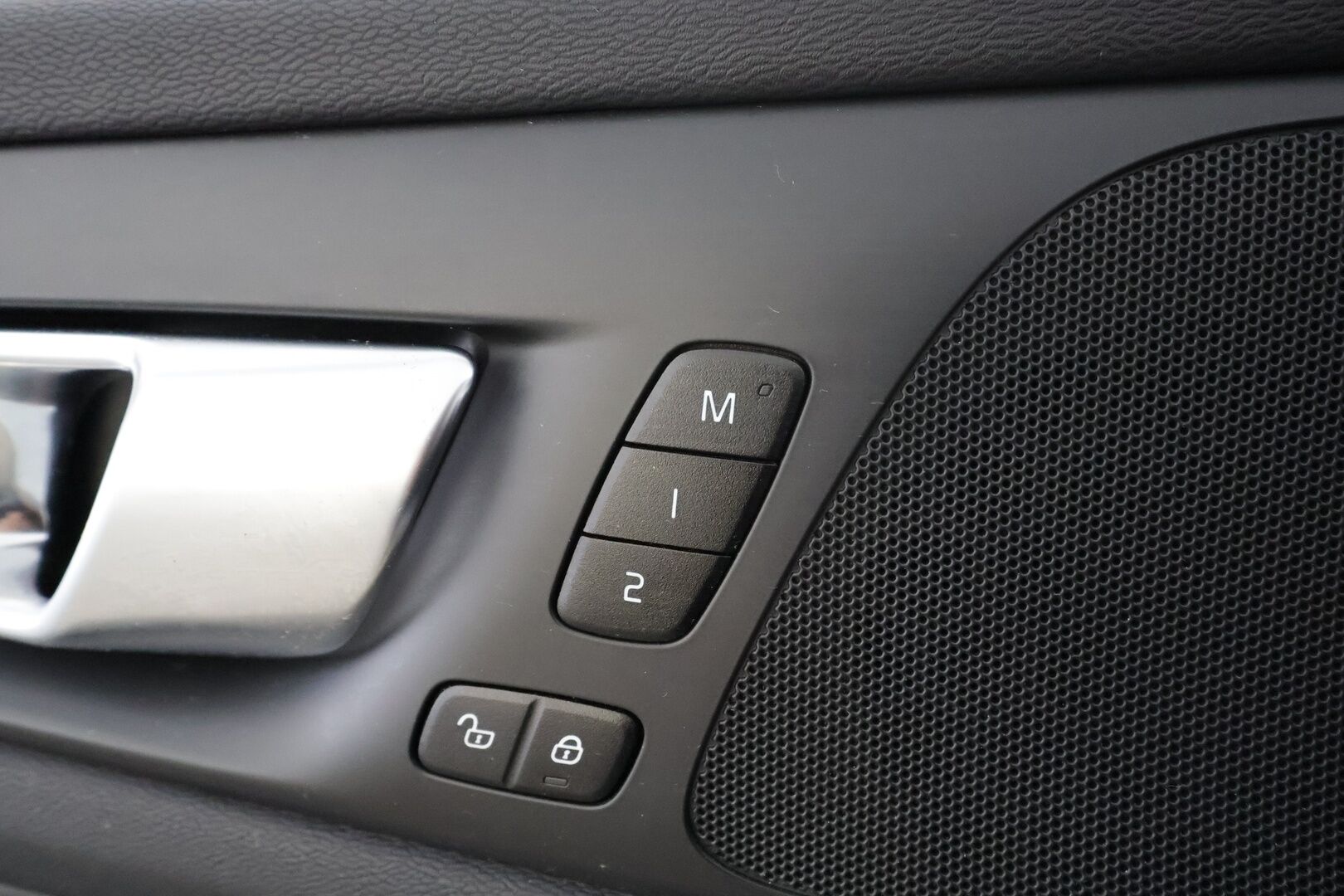 Volvo V60 2024 T6 AWD Long Range Plus Dark aut * Koukku / ACC / Full-LED / P.Kamera / Sportnahat Muistilla / Kaistavahti / Keyless * - 1-om Suomi-auto / 2x Latauskaapelit / Kahdet renkaat - HULLUT JOULUT KORKOTARJOUS 2,49% 