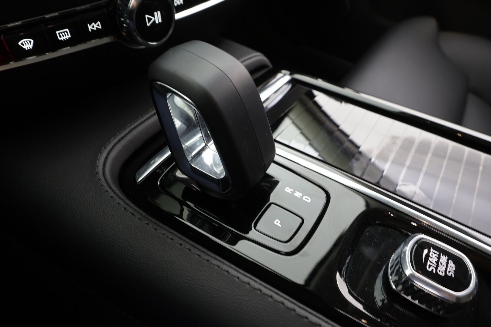 Volvo V60 2024 T6 AWD Long Range Plus Dark aut * Koukku / ACC / Full-LED / P.Kamera / Sportnahat Muistilla / Kaistavahti / Keyless * - *1-om Suomi-auto / 2x Latauskaapelit / Kahdet renkaat*