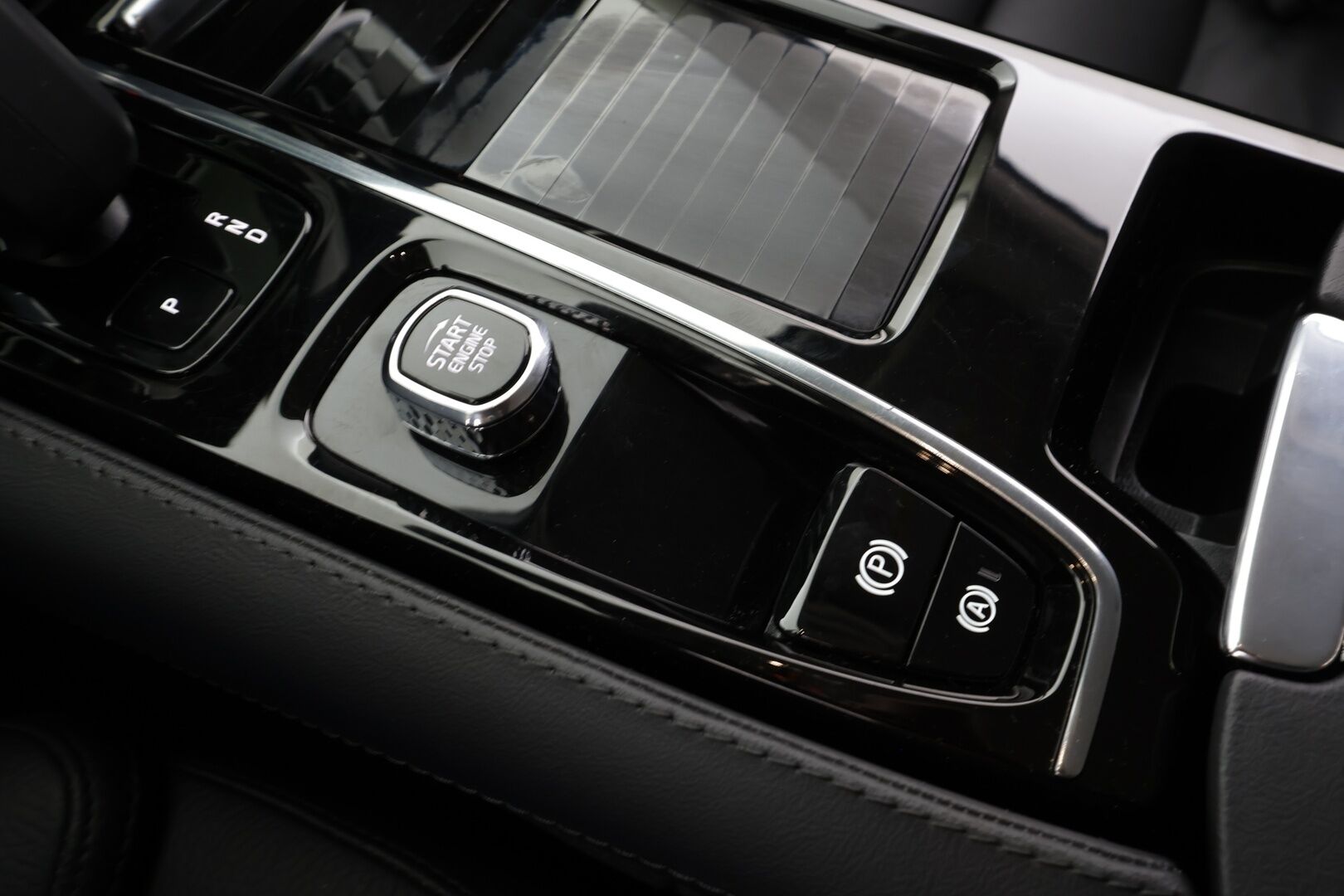 Volvo V60 2024 T6 AWD Long Range Plus Dark aut * Koukku / ACC / Full-LED / P.Kamera / Sportnahat Muistilla / Kaistavahti / Keyless * - *1-om Suomi-auto / 2x Latauskaapelit / Kahdet renkaat*